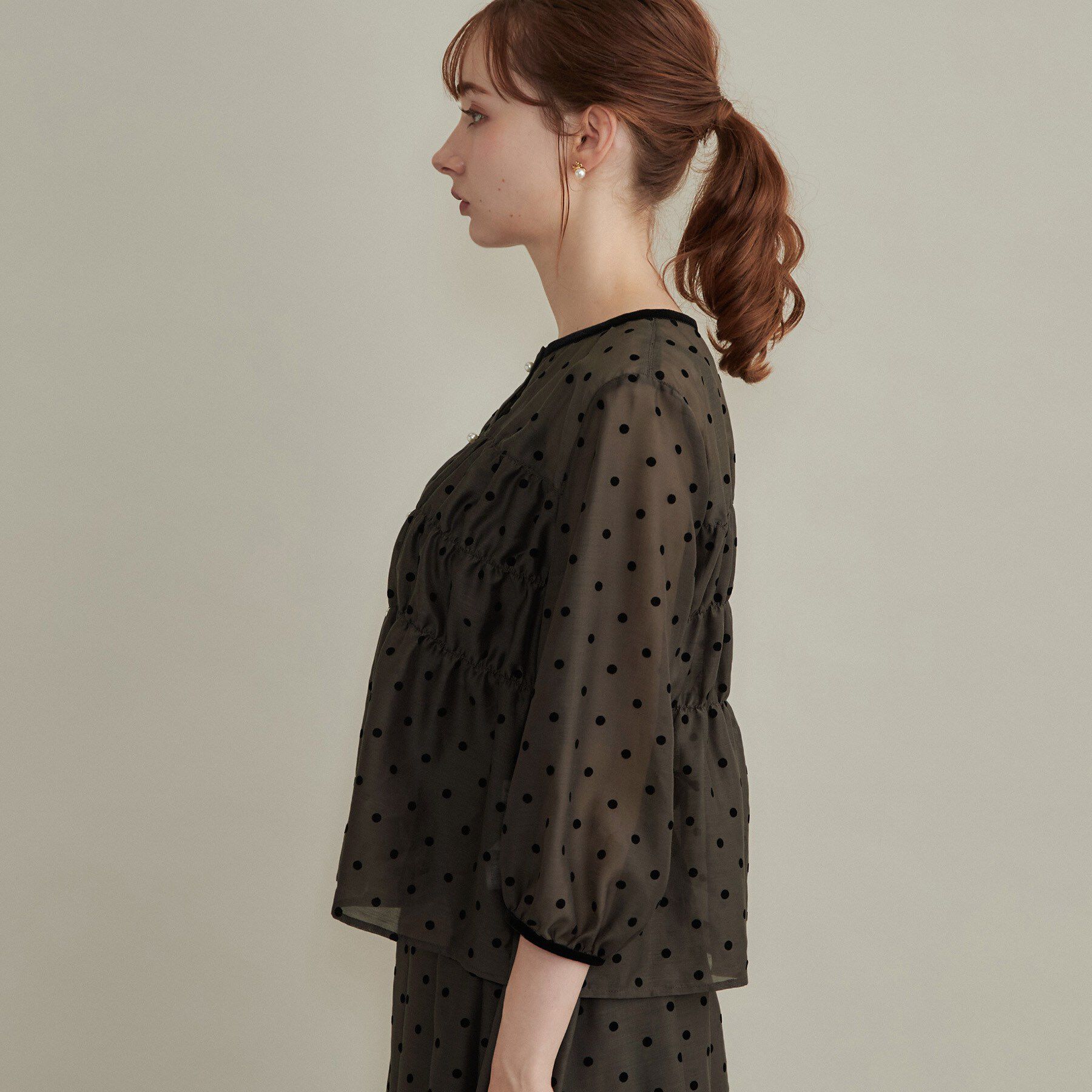 Couture broach「【セットアップ可・着映えて上品】フロッキードットブラウス」|シャツ・ブラウス|