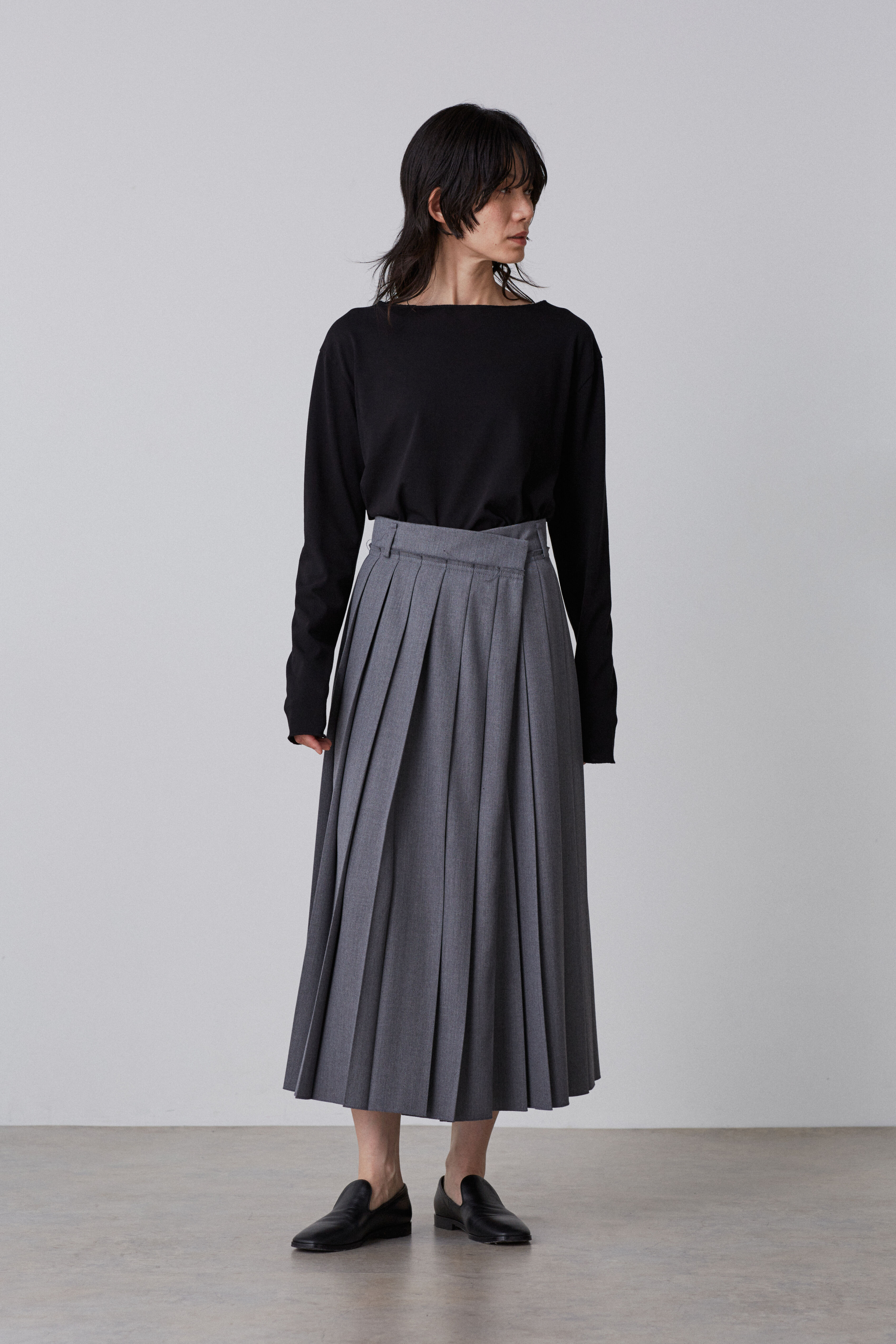 YLEVE 「YLEVE / WOOL SURGE PLEATED  SKIRT」|スカート|