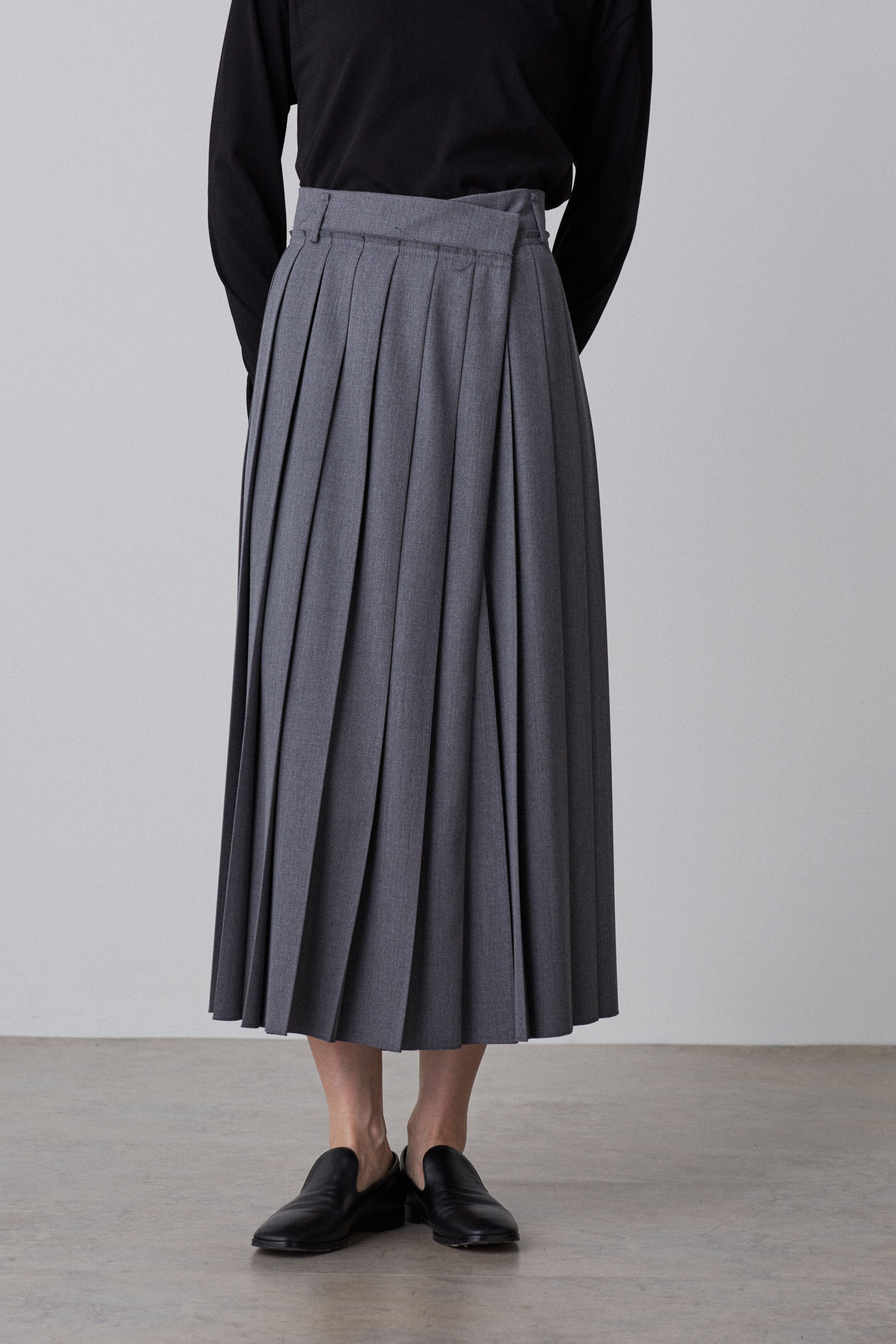 YLEVE 「YLEVE / WOOL SURGE PLEATED  SKIRT」|スカート|