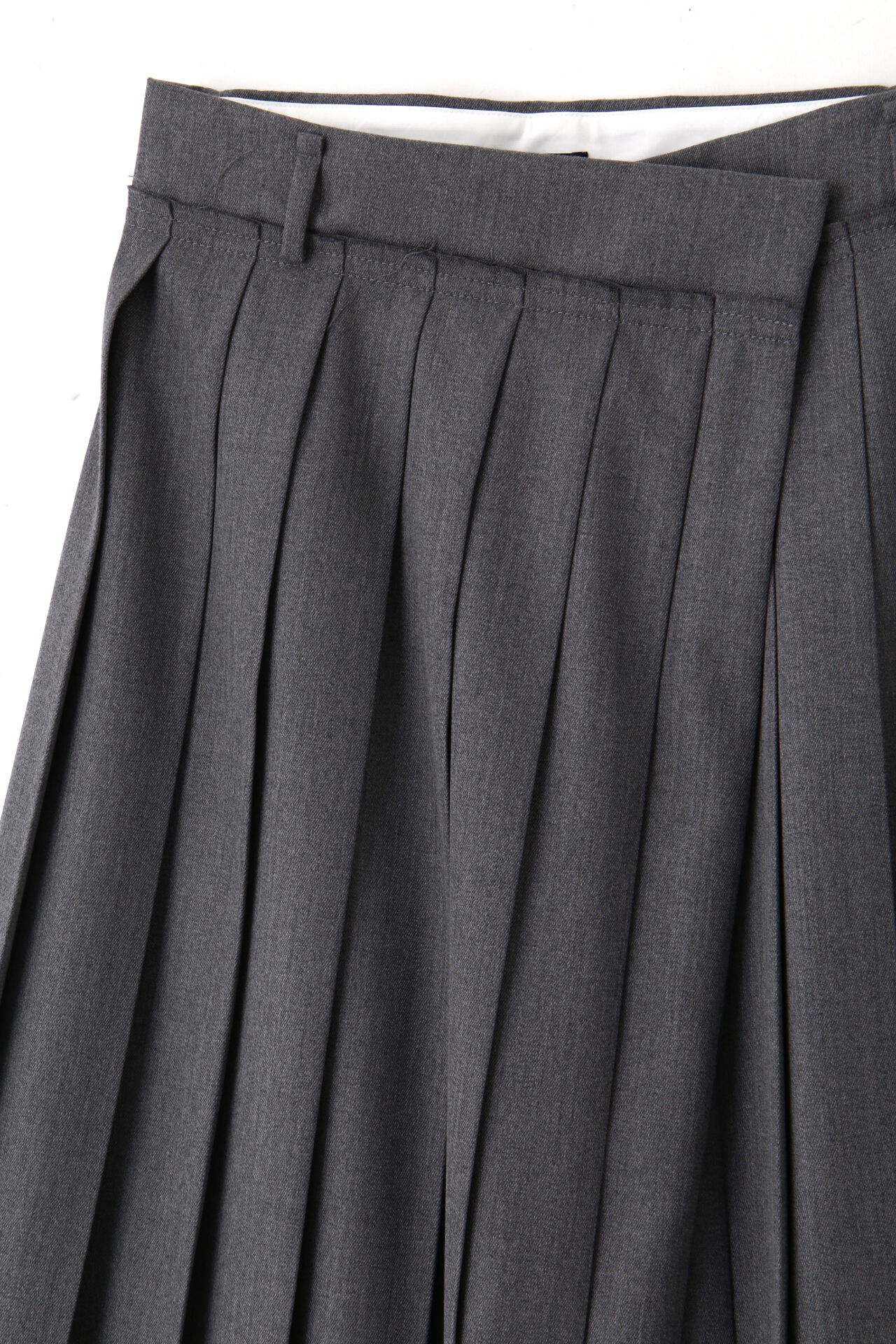 YLEVE 「YLEVE / WOOL SURGE PLEATED  SKIRT」|スカート|