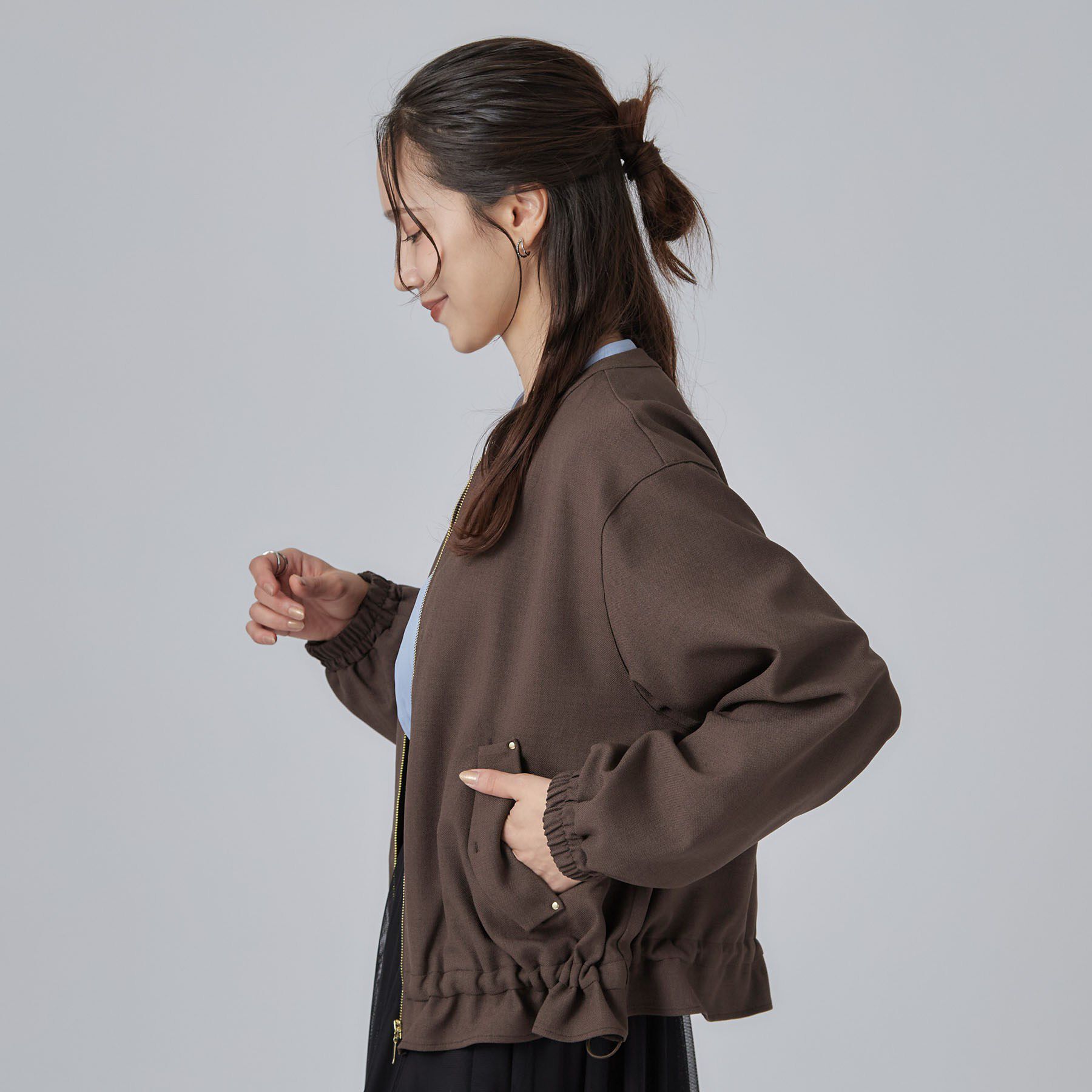 SHOO･LA･RUE「【洗濯後しわになりにくい/S-LL】裾ドロストフリルブルゾン」|ブルゾン・スタジャン|