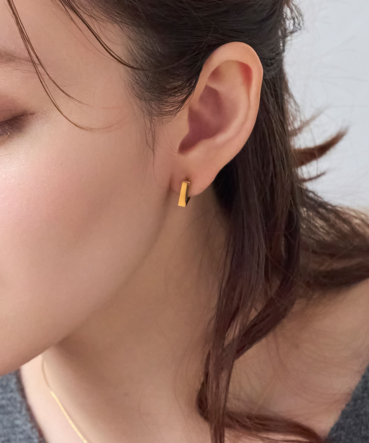 Phoebe「【金属アレルギー対応】ストレートスクエアフープピアス　ゴールド/サージカルステンレス（片耳）」|ピアス|