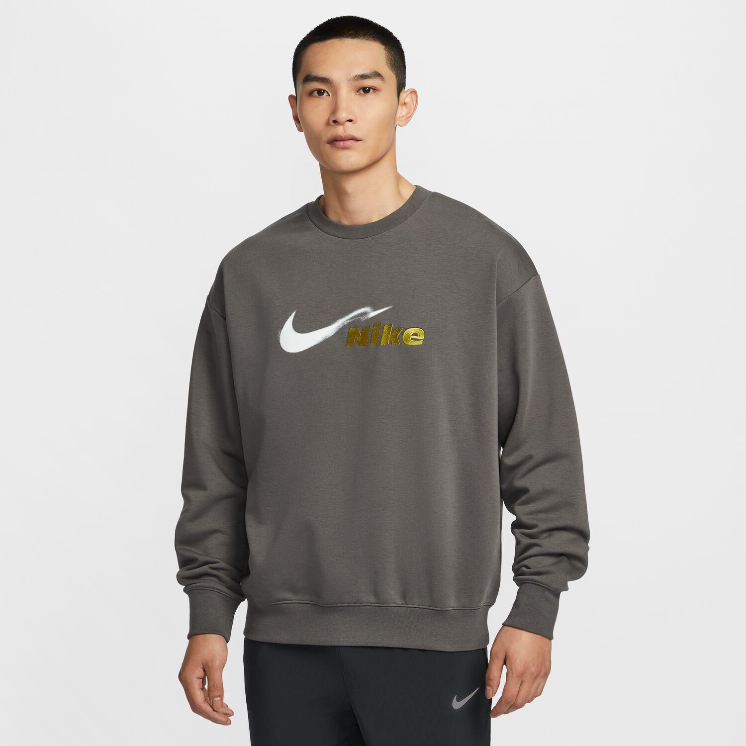 NIKE「【NIKE ｳｪｱ】M TRACK CLUB FLC CREW」|スニーカー|ブラウン