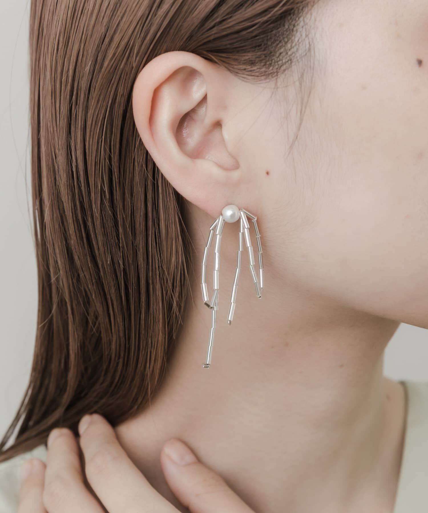 SMELLY「ガラスビーズリボンパールピアス」|ピアス|