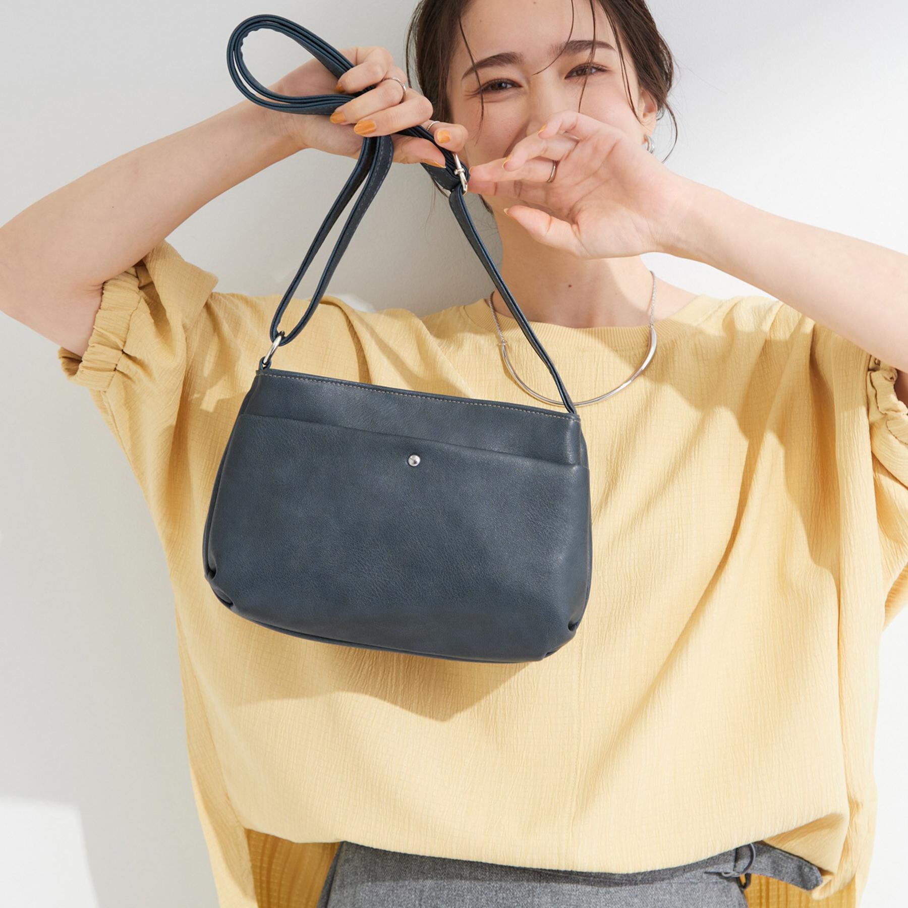 SHOO･LA･RUE「フロントポケット3層ショルダーバッグ」|ショルダー・メッセンジャー|ブルー(093)