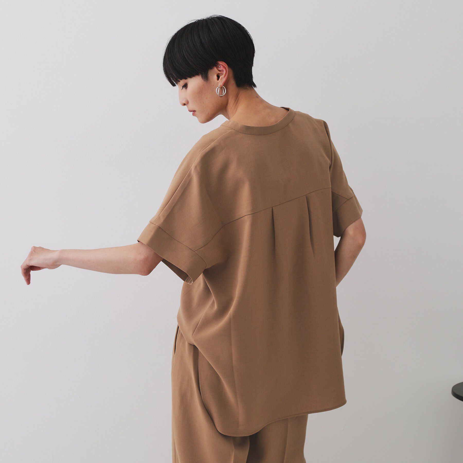OPAQUE.CLIP「《5色展開／SS-LLサイズ》スキッパー金ボタンブラウス／セットアップ対応【防シワ／ストレッチ／洗濯」|シャツ・ブラウス|