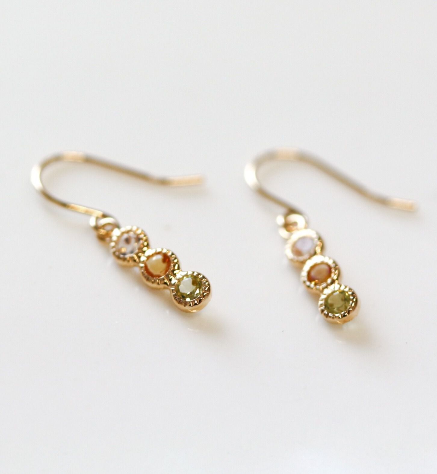  「マルチカラー グラデーション フック ピアス | K18 〈グリーン〉」|ピアス|