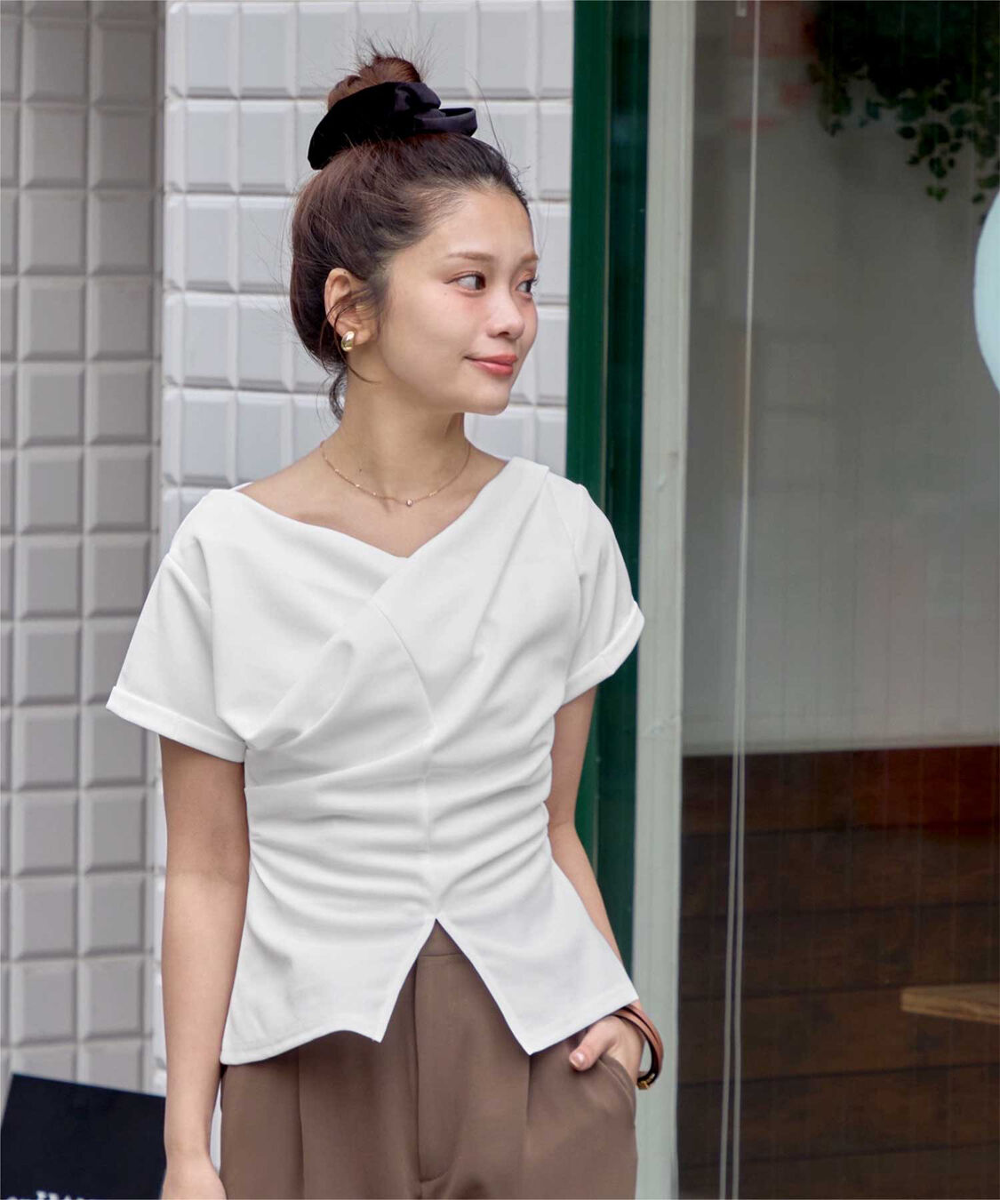 titivate「【ほたるさんコラボアイテム】スリットデザインドレープ半袖Tシャツ」|Tシャツ・カットソー|オフホワイト