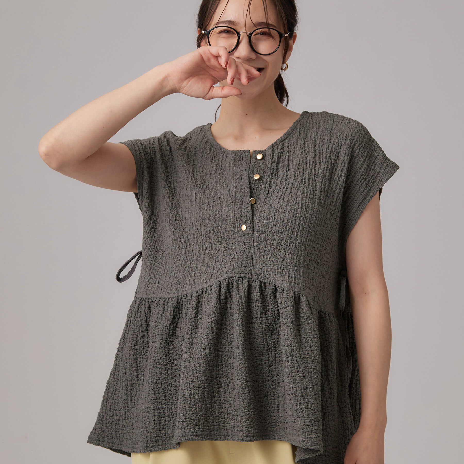SHOO･LA･RUE「【S-LL/洗濯機可】サイドリボン付き ポコポコペプラムトップス」|Tシャツ・カットソー|チャコールグレー(0