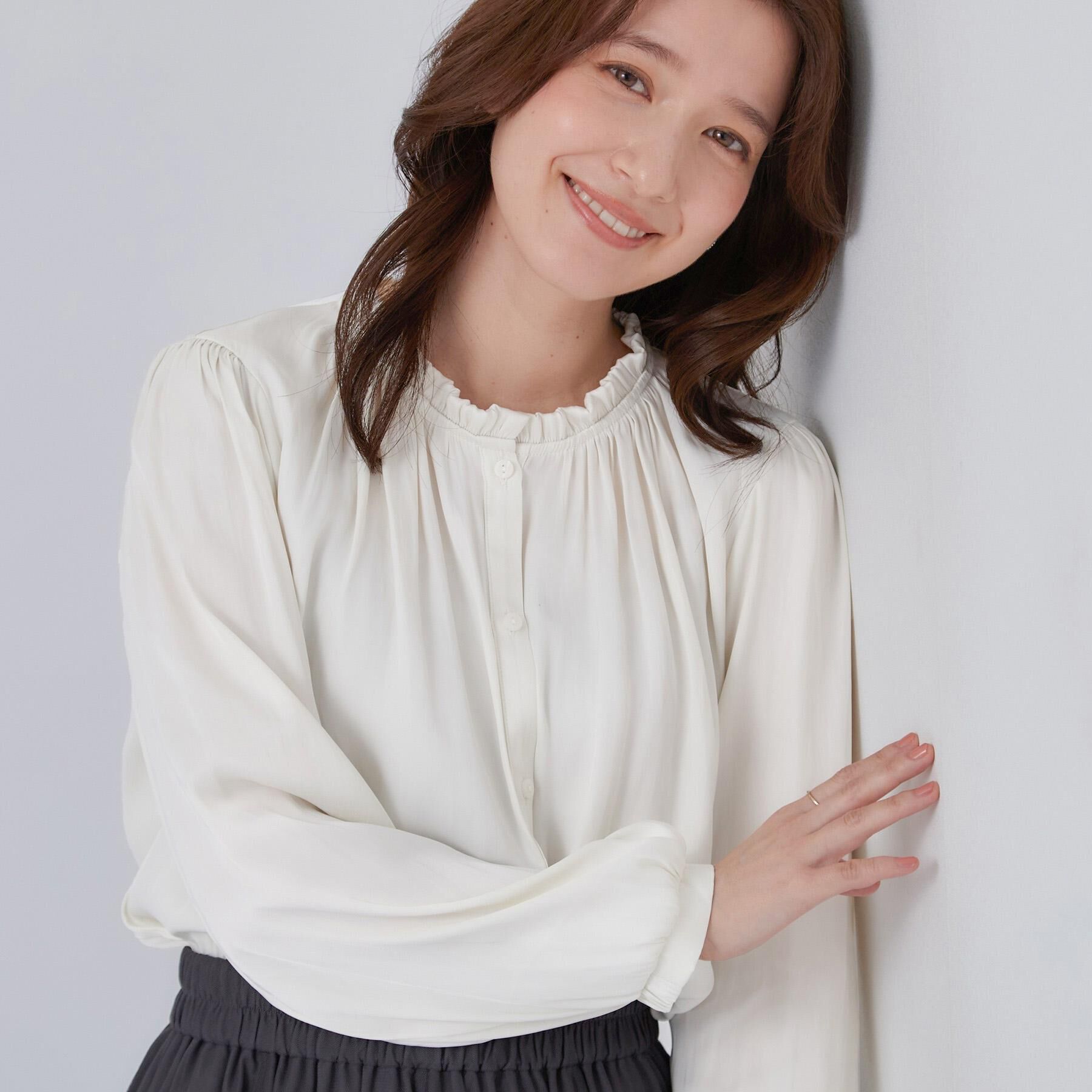 SHOO･LA･RUE「【通勤/UV/洗濯後しわになりにくい/S-LL】プチフリルで上品に 大人のサテンブラウス」|シャツ・ブラウス|オフホワイト(003