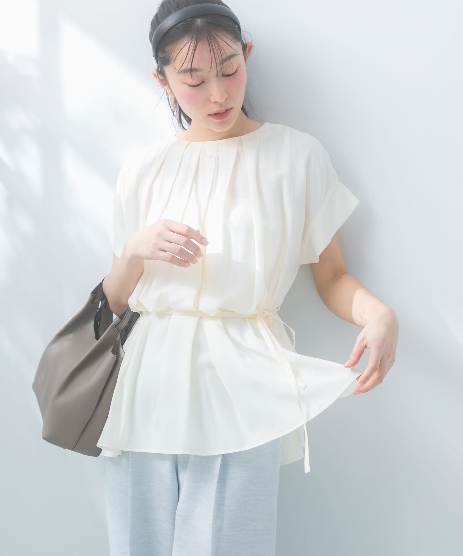URBAN RESEARCH ROSSO「『一部WEB限定カラー』タックデザインブラウス」|シャツ・ブラウス|オフホワイト
