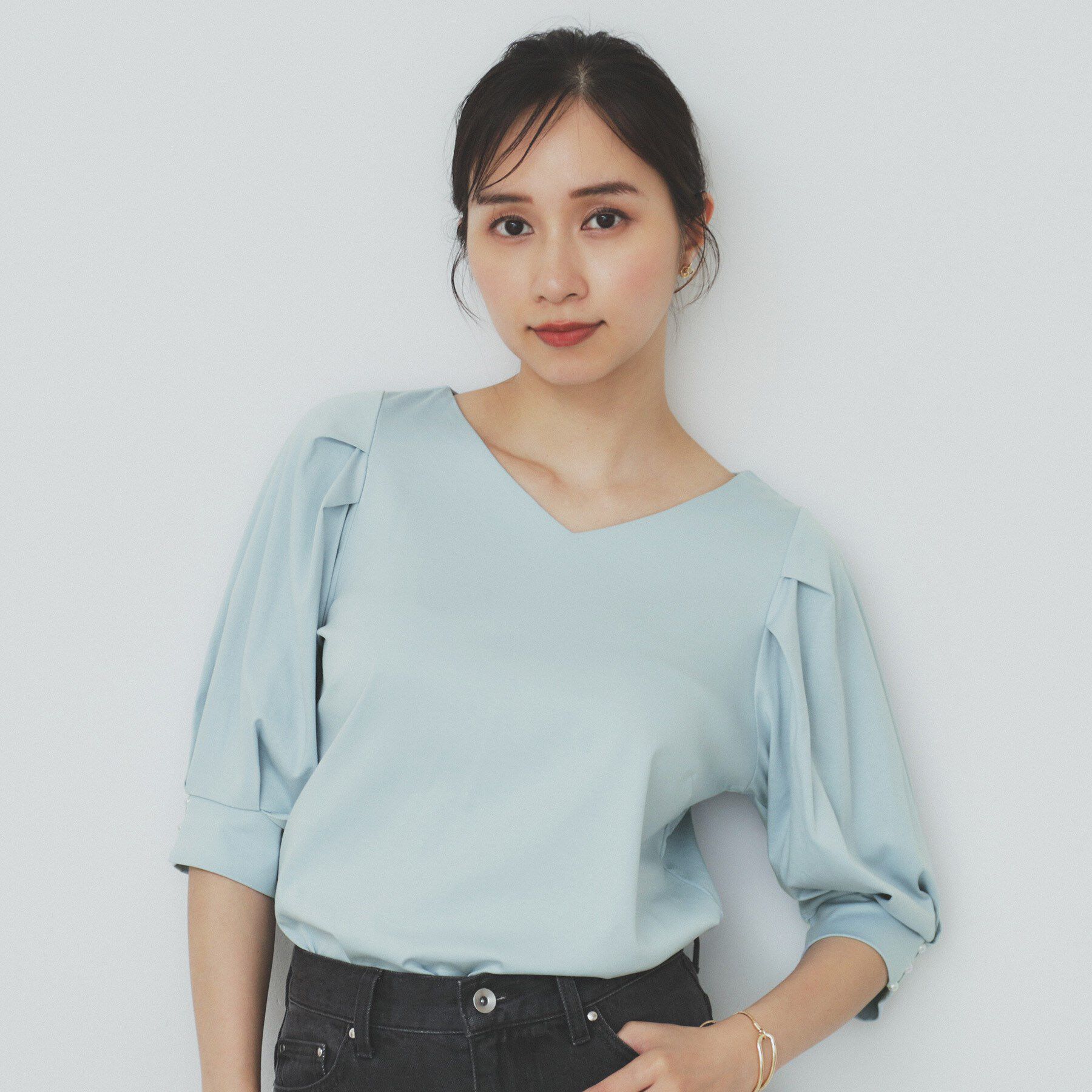 index「《5色展開》Vネックタックパフスリーブトップス【洗濯機洗い可／UVケア／接触冷感】」|Tシャツ・カットソー|サックスブルー(09