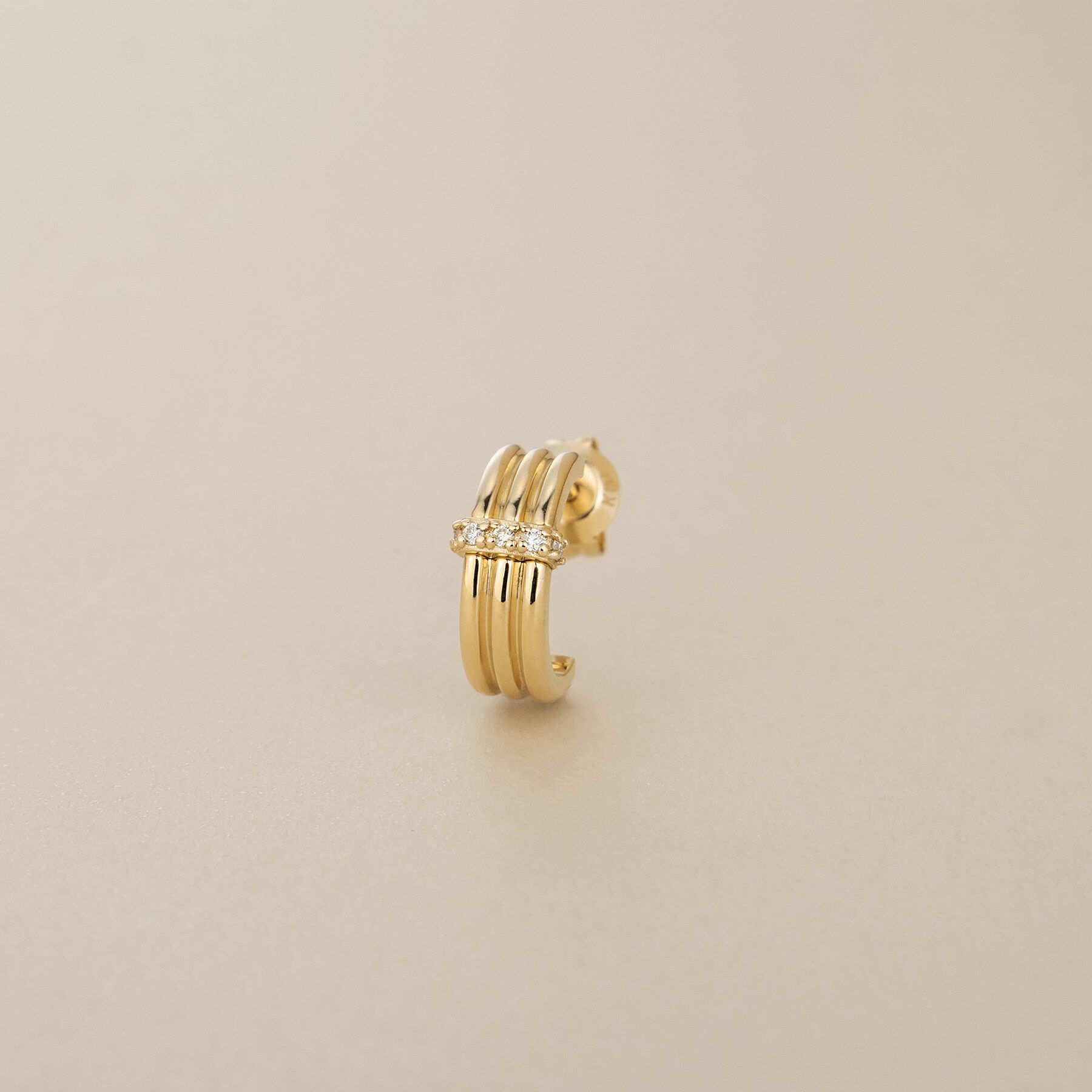COCOSHNIK「K10ダイヤモンド ドームパヴェ甲丸3連フープ スタッドピアス」|ピアス|