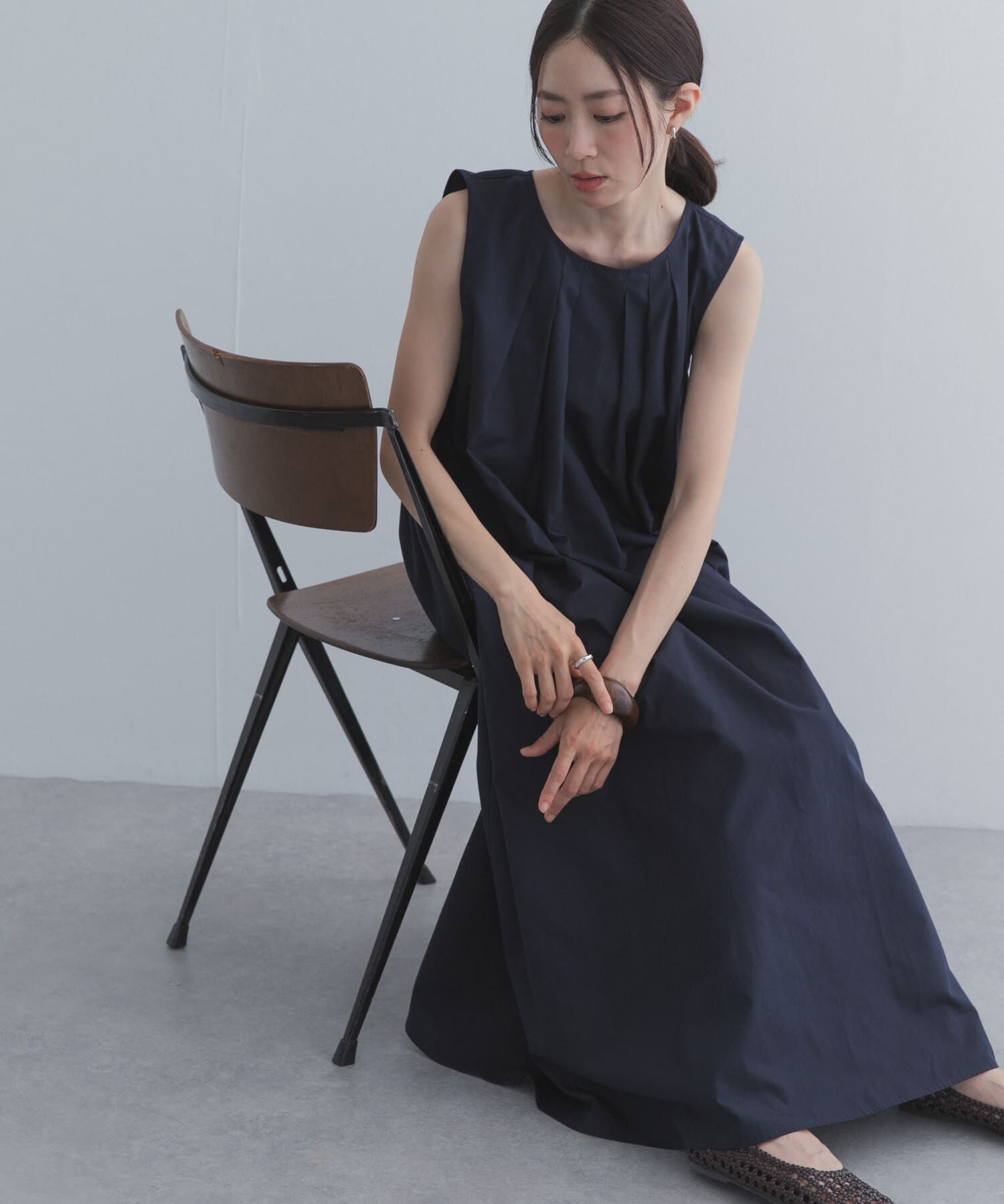 URBAN RESEARCH DOORS「フロントタックノースリーブワンピース」|ワンピース|ネイビー