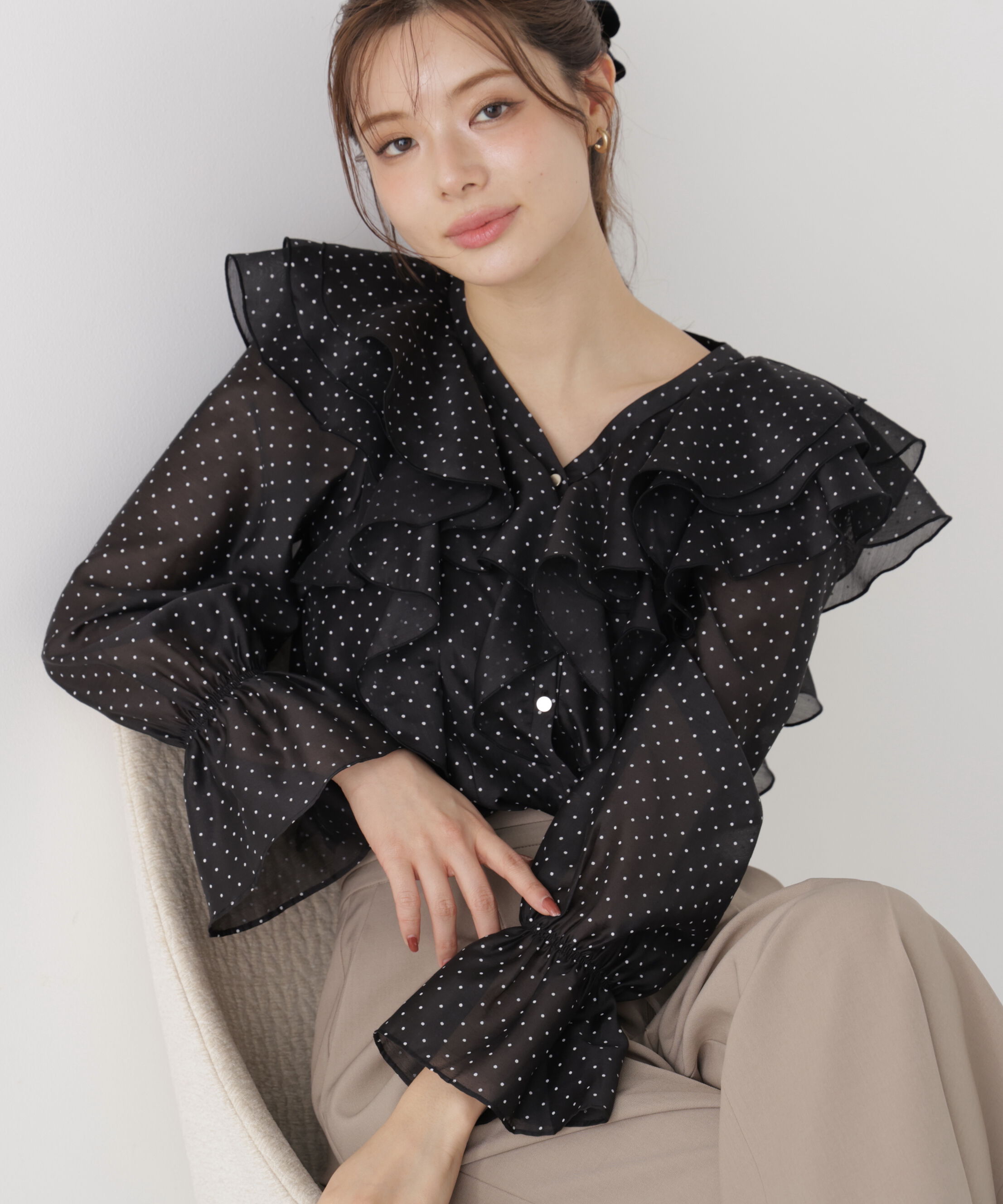 PROPORTION BODY DRESSING「ボリュームラッフルブラウス」|シャツ・ブラウス|ブラックドッ 1