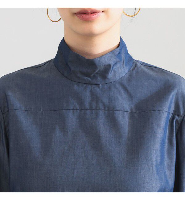 Demi-Luxe BEAMS 「AK+1 / シャンブレー ハイネック ブラウス」|シャツ・ブラウス|