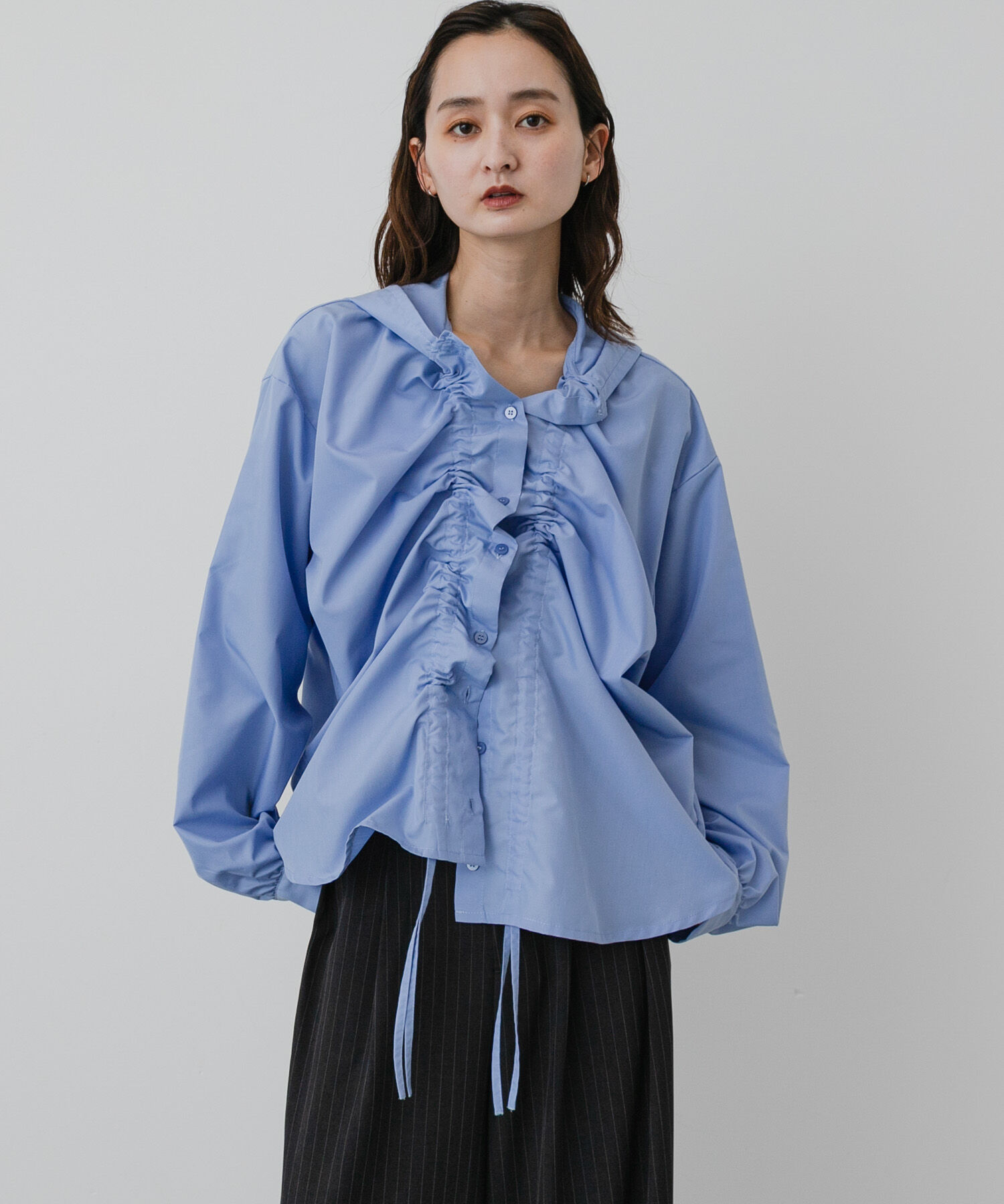 SENSE OF PLACE by URBAN RESEARCH「『WEB限定』シャーリングフリルフーディシャツ」|シャツ・ブラウス|ライトブルー