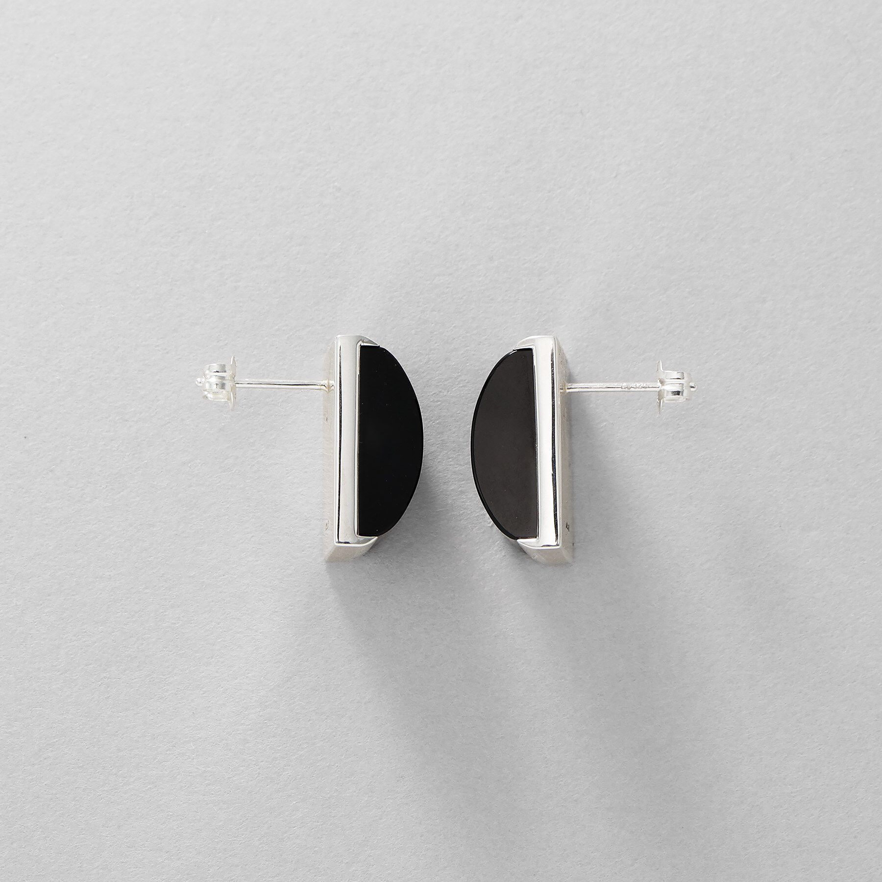 COCOSHNIK ONKITSCH「シルバー オニキス バフトップカットピアス」|ピアス|