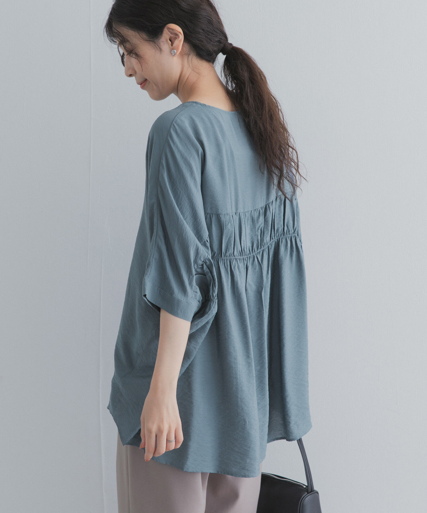 URBAN RESEARCH DOORS「バックシャーリングドルマンブラウス」|シャツ・ブラウス|ブルー