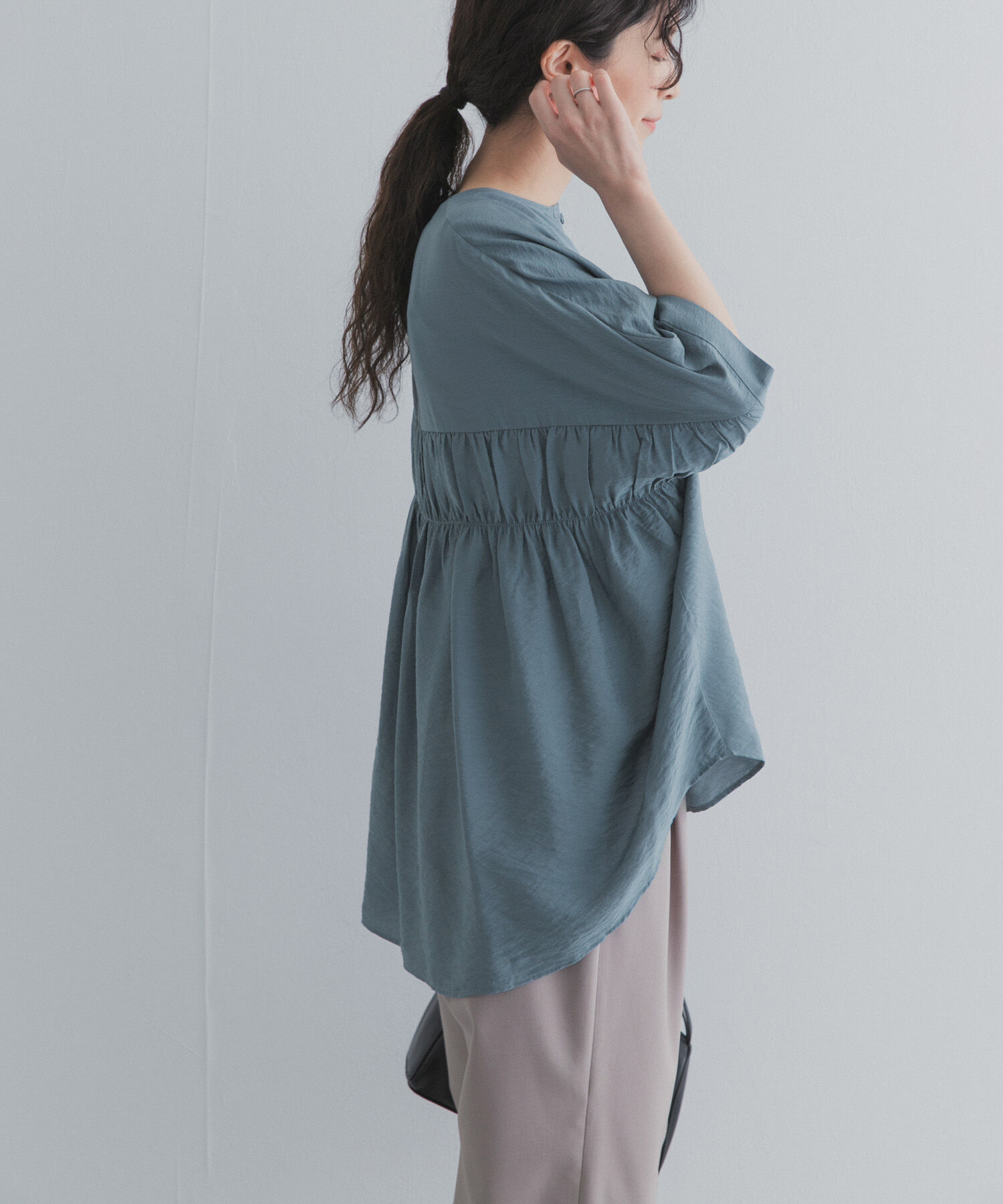 URBAN RESEARCH DOORS「バックシャーリングドルマンブラウス」|シャツ・ブラウス|