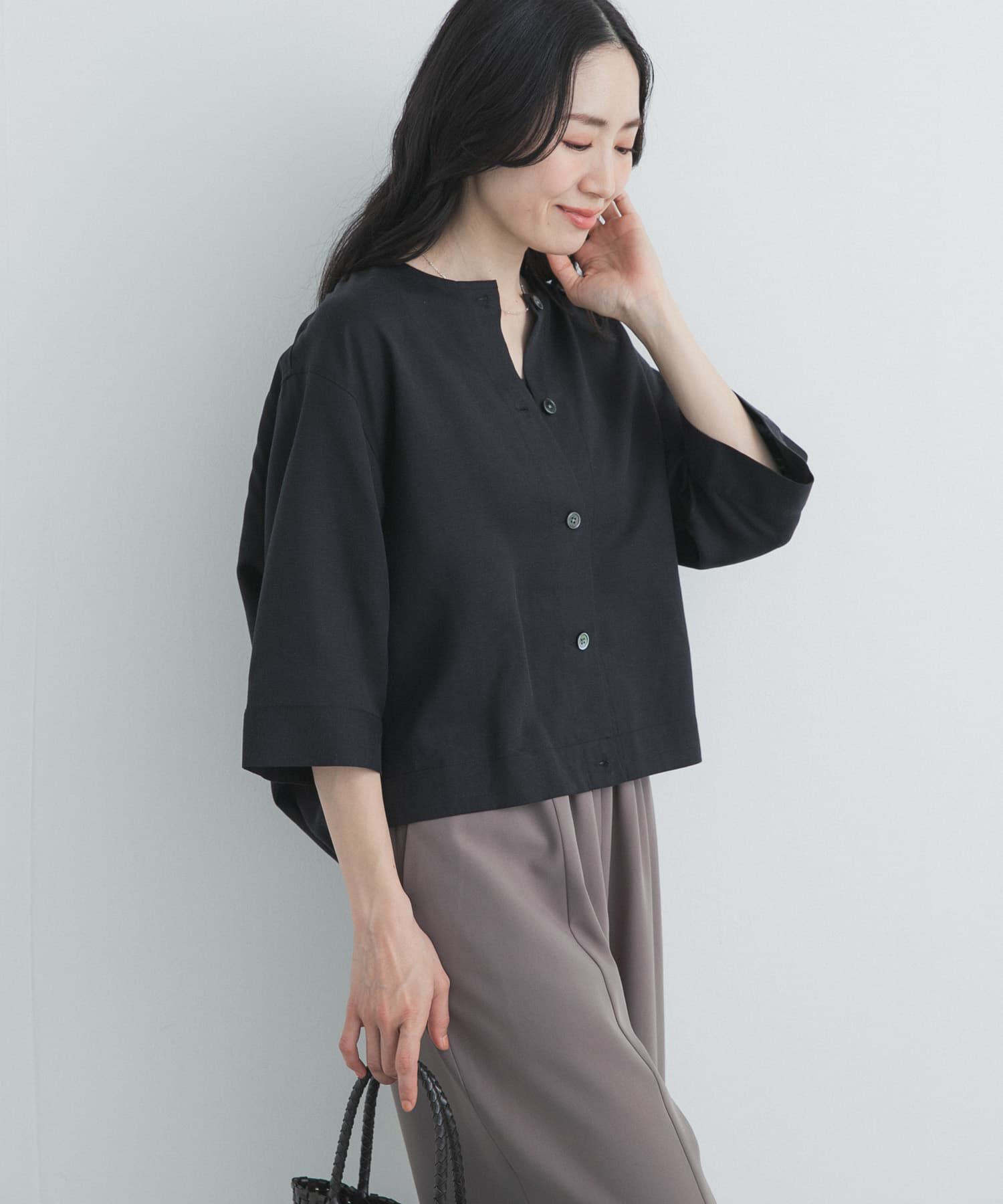 URBAN RESEARCH DOORS「ノーカラーバックギャザーブラウス」|シャツ・ブラウス|
