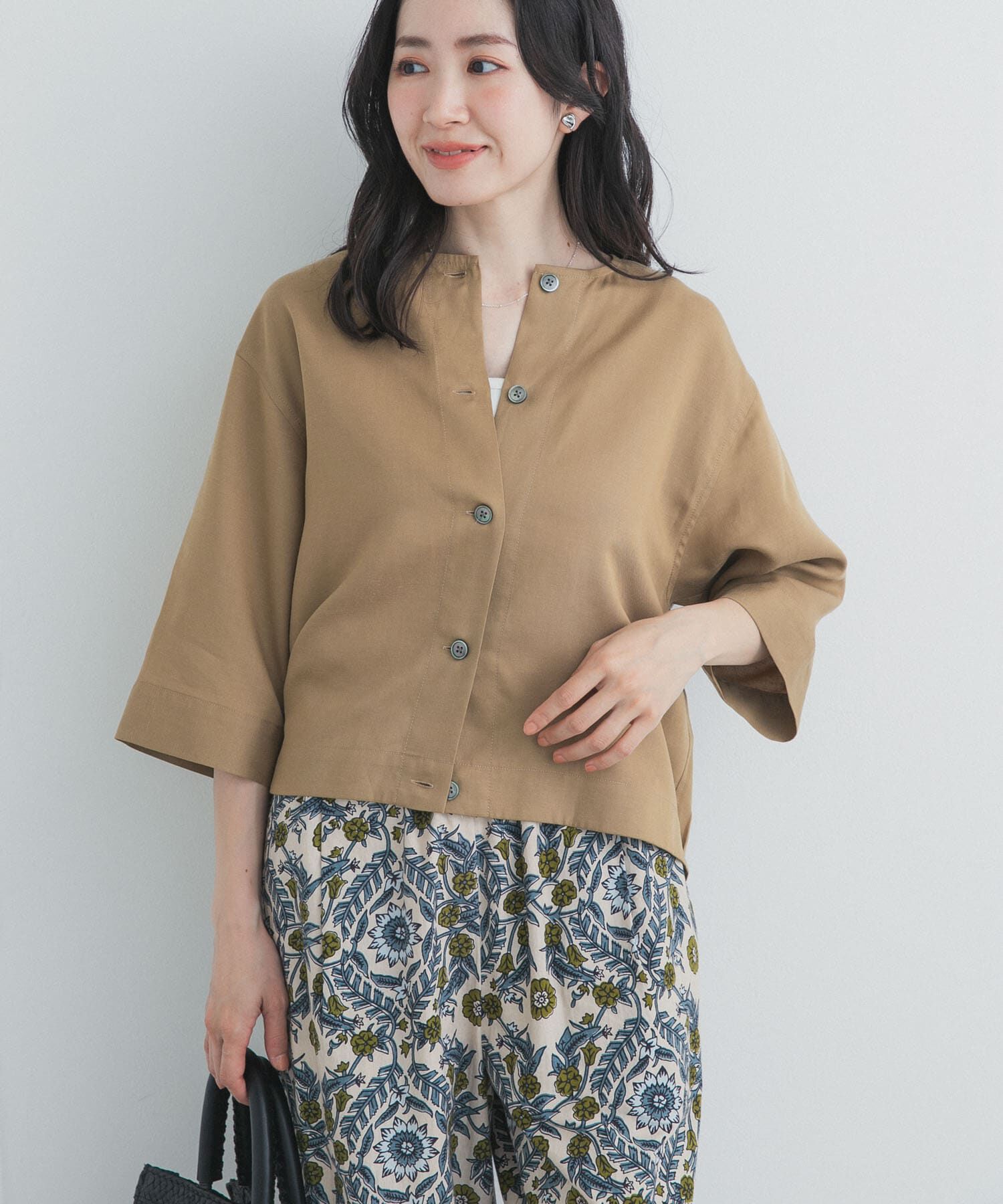 URBAN RESEARCH DOORS「ノーカラーバックギャザーブラウス」|シャツ・ブラウス|