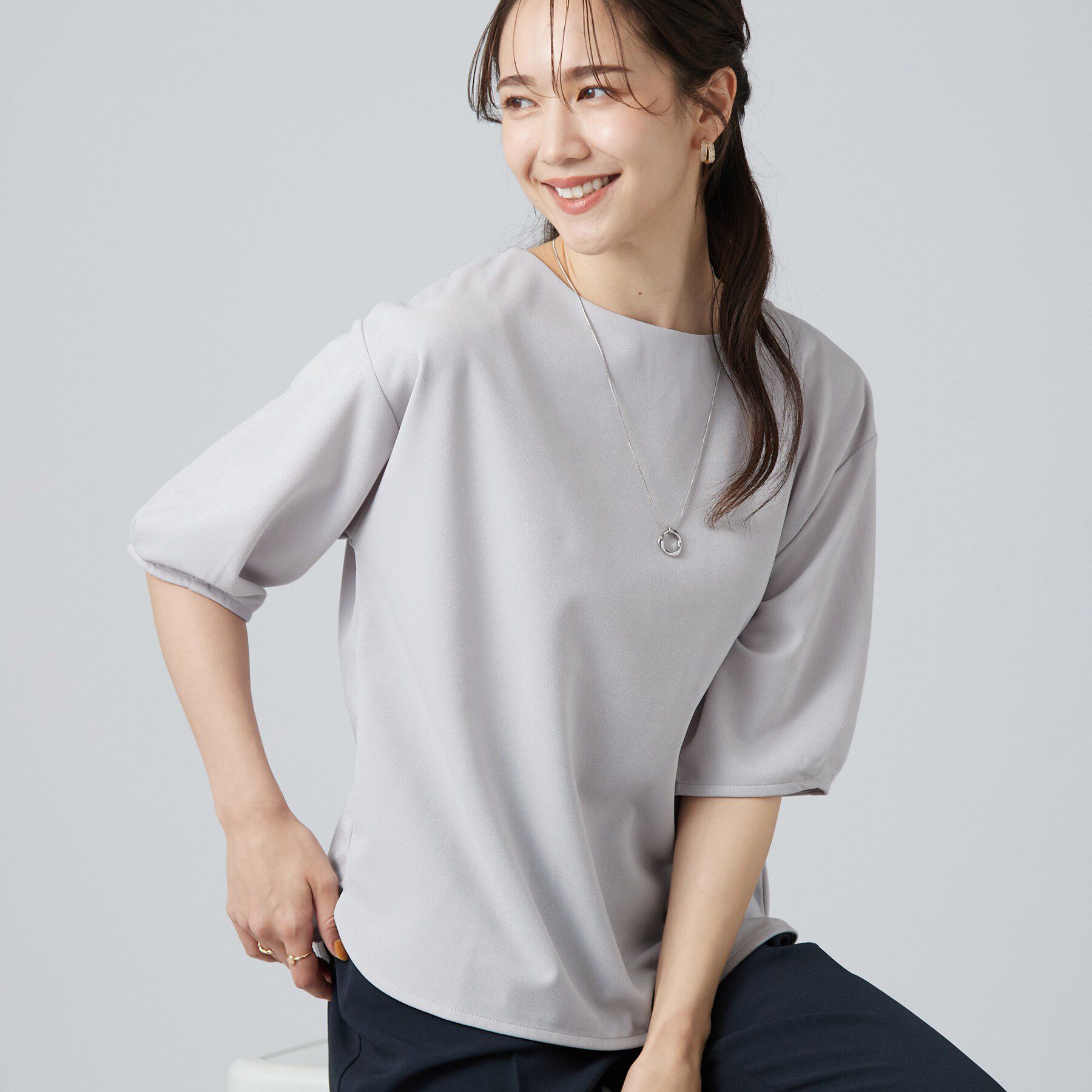 SHOO･LA･RUE「【2点セット/洗濯機可/S-LL】インせず着られる ネックレス付き 5分袖Ｔシャツ」|Tシャツ・カットソー|ライトグレー(011