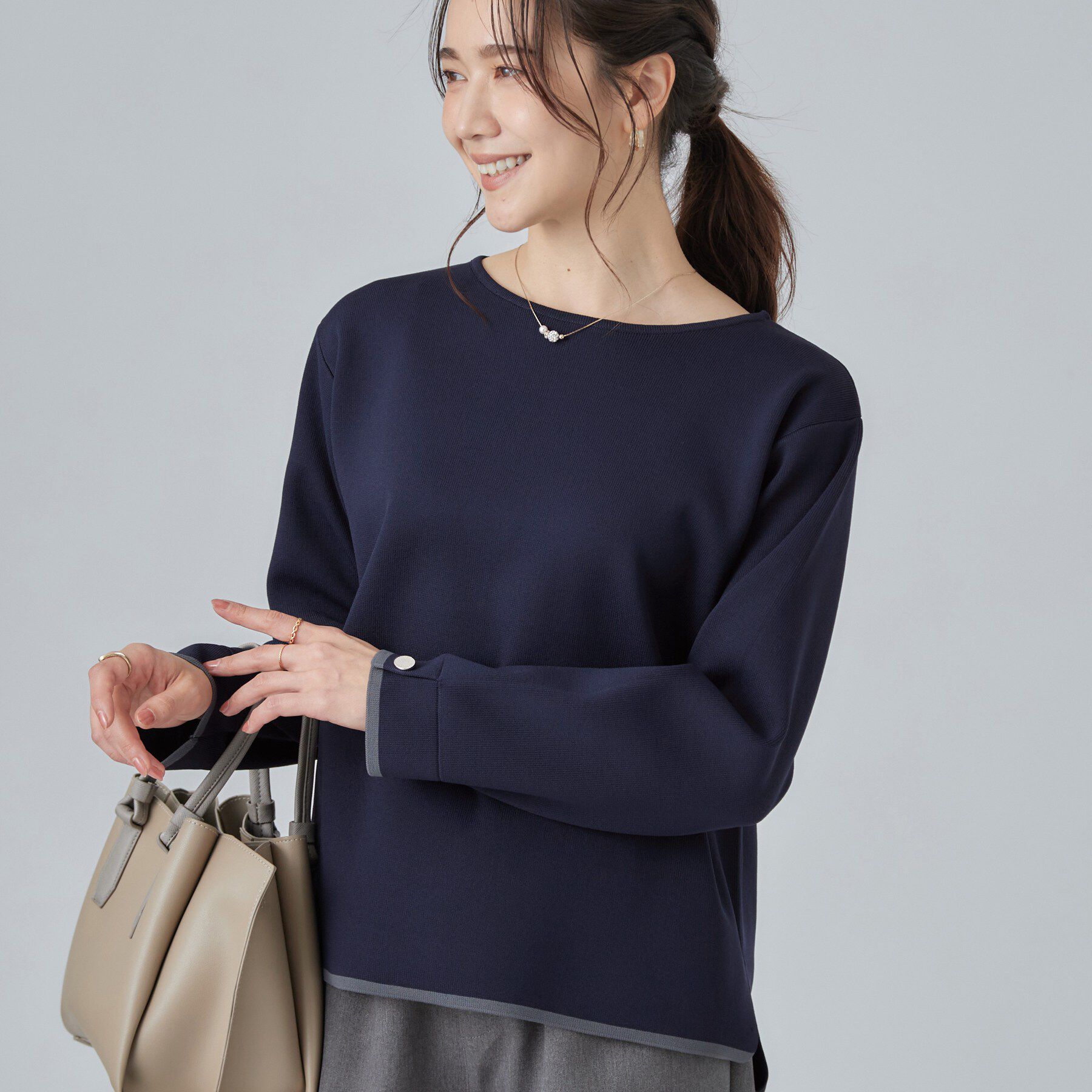 SHOO･LA･RUE「【洗濯機可/S-LL】抜け感ある着こなしに 金ボタン付き スポンディッシュ クルーネックニット」|ニット・セーター|ネイビー(094)