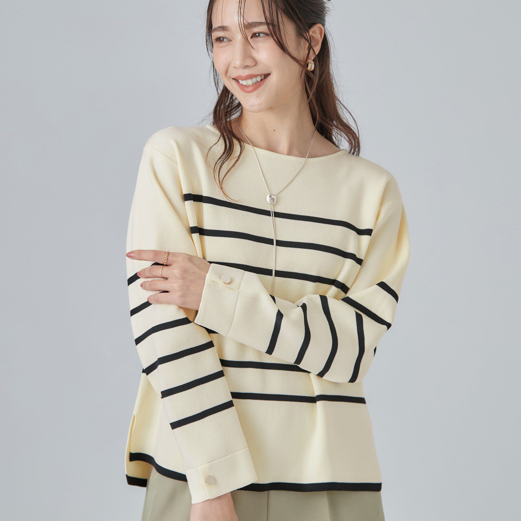 SHOO･LA･RUE「【洗濯機可/S-LL】抜け感ある着こなしに 金ボタン付き スポンディッシュ クルーネックニット」|ニット・セーター|アイボリー(304)