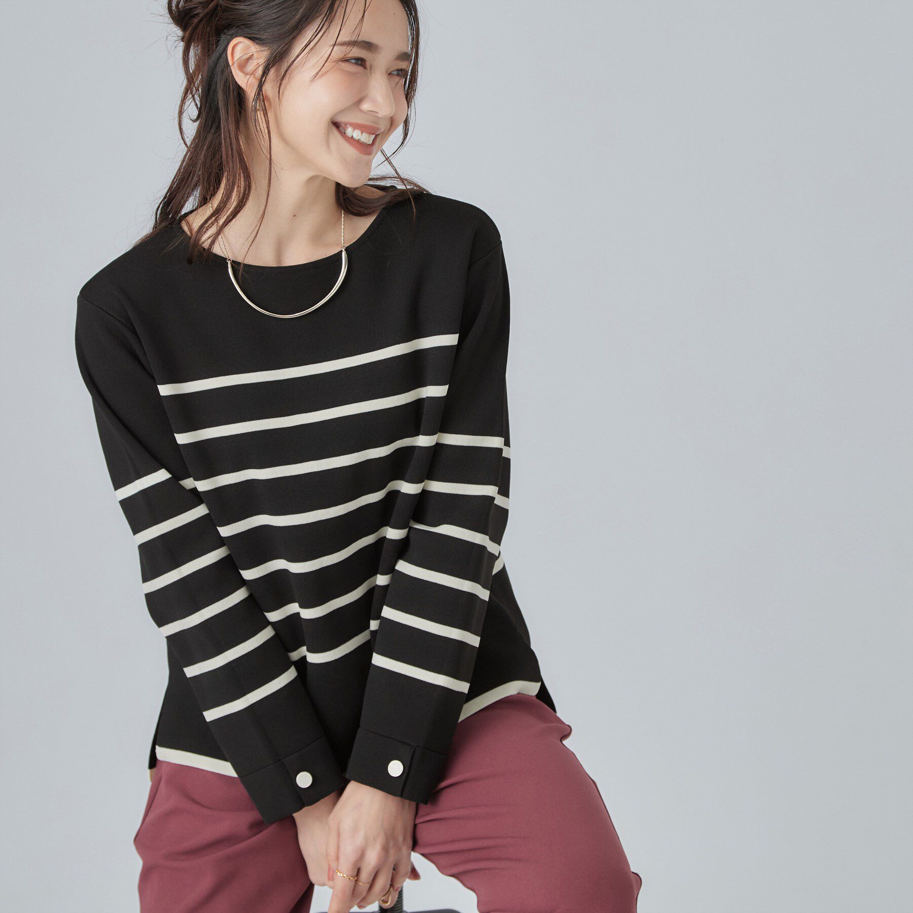 SHOO･LA･RUE「【洗濯機可/S-LL】抜け感ある着こなしに 金ボタン付き スポンディッシュ クルーネックニット」|ニット・セーター|ブラック(319)