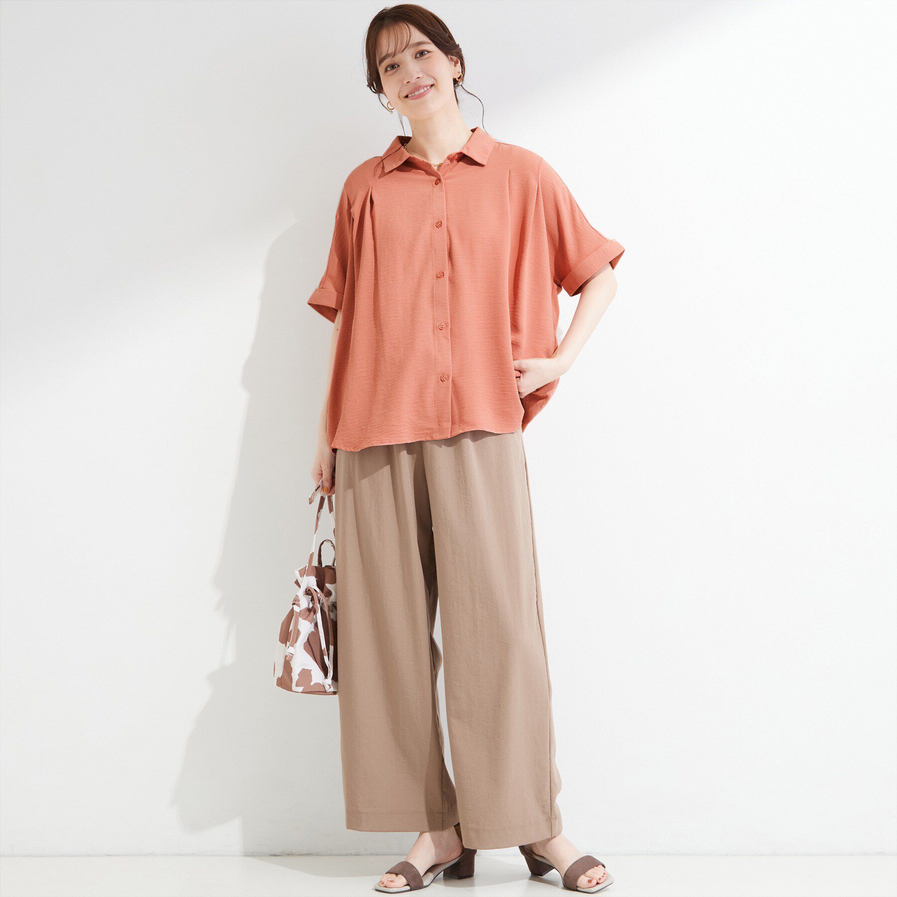 SHOO･LA･RUE「【洗濯後しわになりにくい/体型カバー】二の腕も隠せる　お袖ロールアップ半袖シャツ」|シャツ・ブラウス|
