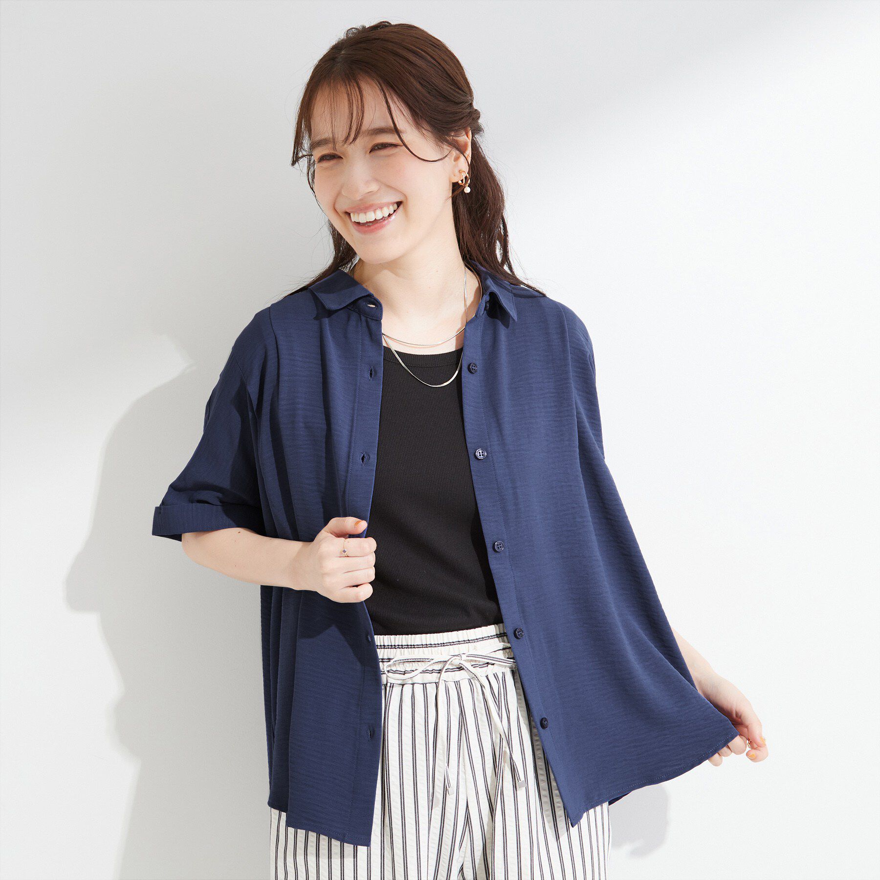SHOO･LA･RUE「【洗濯後しわになりにくい/体型カバー】二の腕も隠せる　お袖ロールアップ半袖シャツ」|シャツ・ブラウス|
