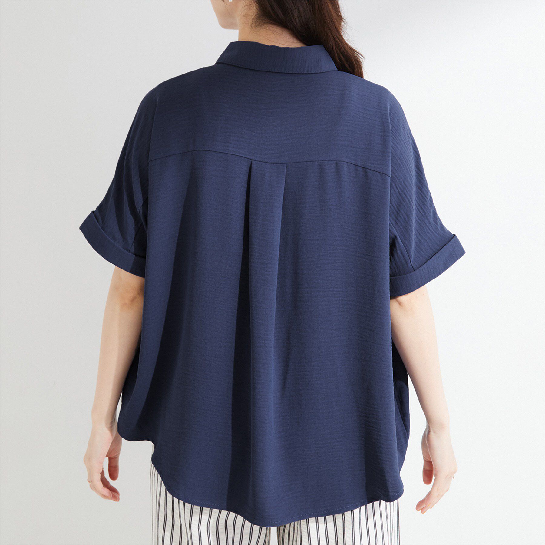 SHOO･LA･RUE「【洗濯後しわになりにくい/体型カバー】二の腕も隠せる　お袖ロールアップ半袖シャツ」|シャツ・ブラウス|