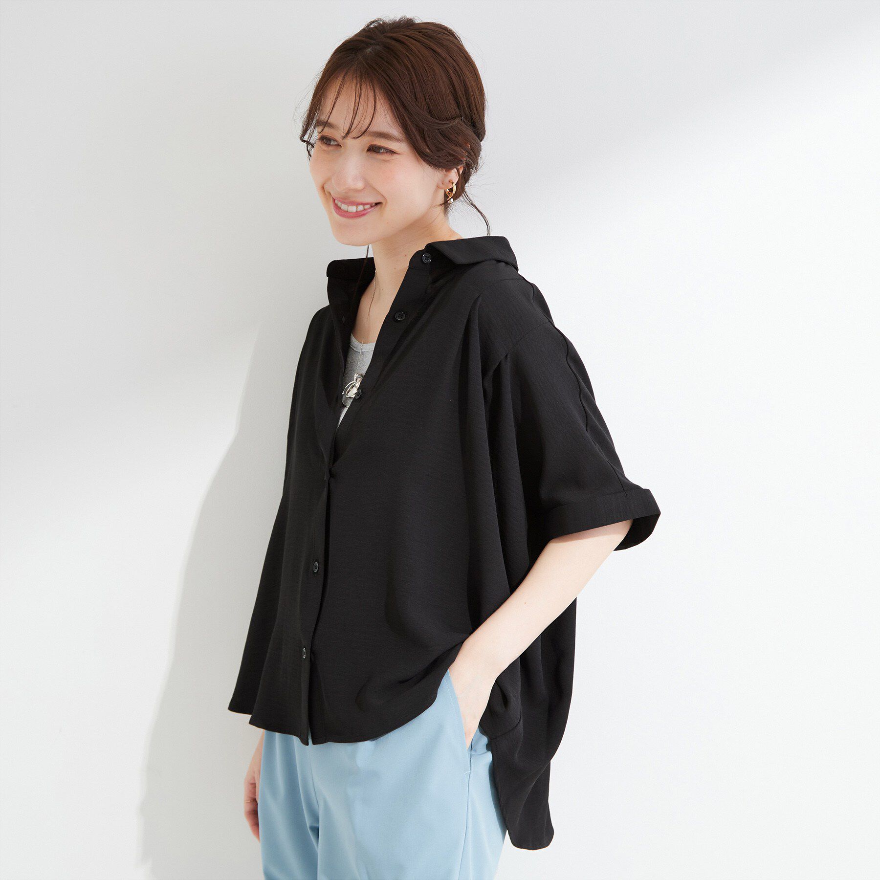 SHOO･LA･RUE「【洗濯後しわになりにくい/体型カバー】二の腕も隠せる　お袖ロールアップ半袖シャツ」|シャツ・ブラウス|