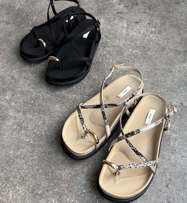  「【WEB限定】GOLDトングフラットクロスサンダル」|その他|