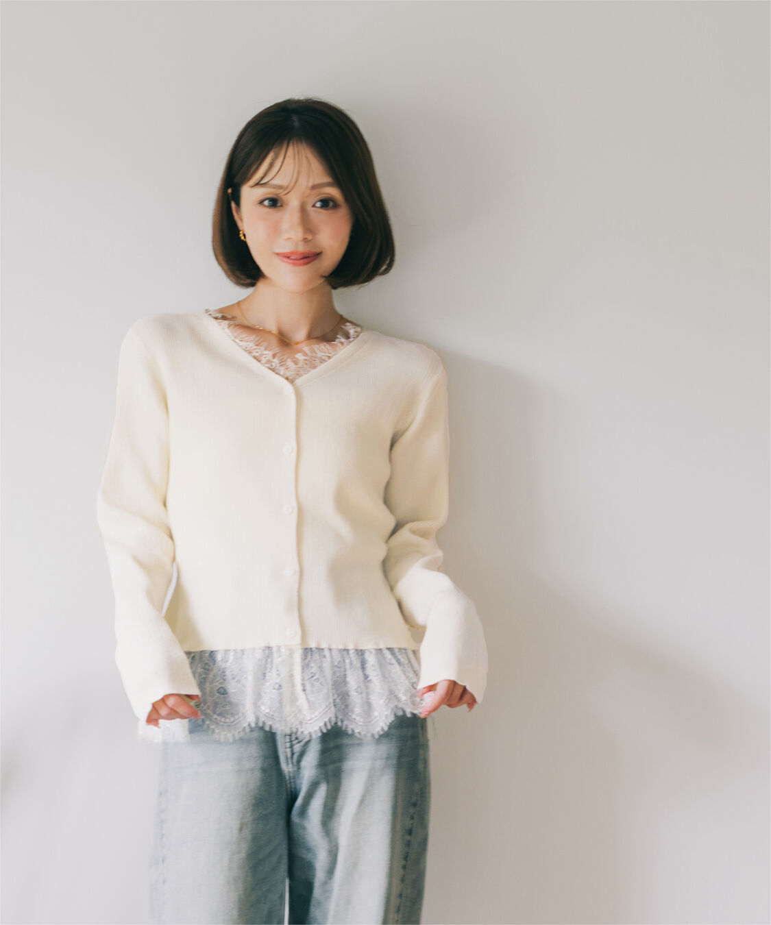 ur's「【mayuさんコラボアイテム】レーストリミングVネックニットカーディガン」|ニット・セーター|ホワイト