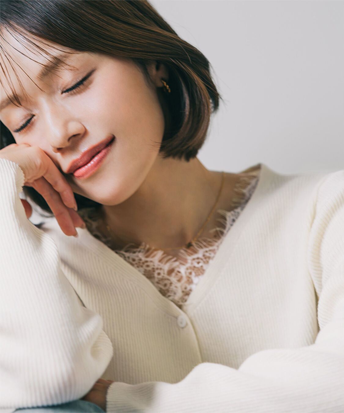 ur's「【mayuさんコラボアイテム】レーストリミングVネックニットカーディガン」|ニット・セーター|
