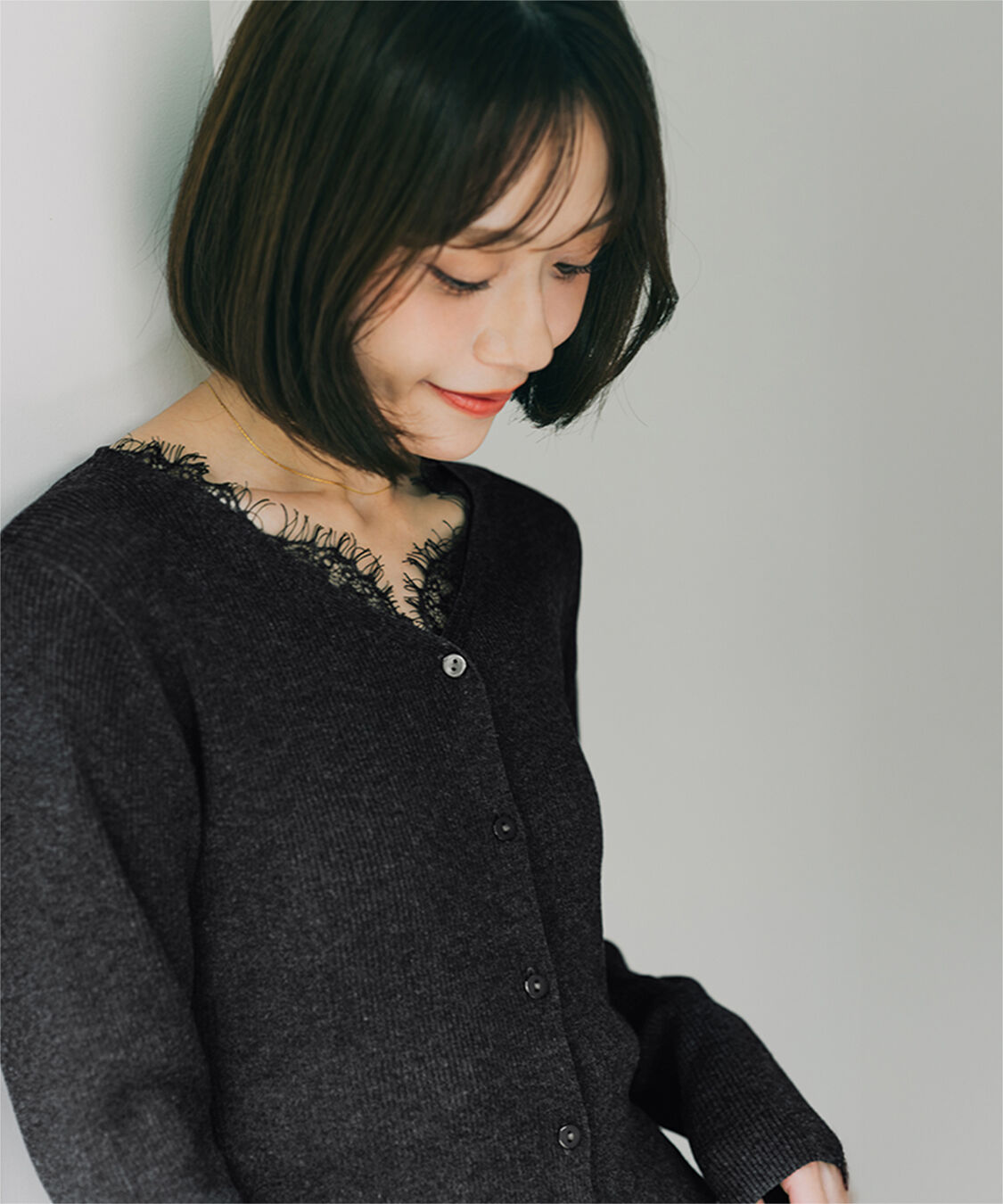 ur's「【mayuさんコラボアイテム】レーストリミングVネックニットカーディガン」|ニット・セーター|