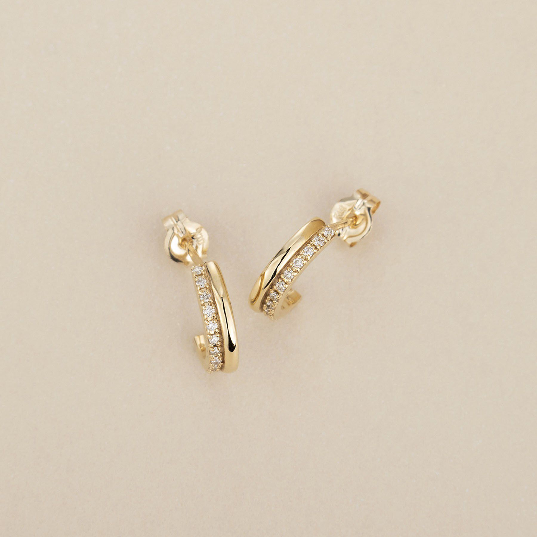 COCOSHNIK「K10ダイヤモンド ステップフープ スタッドピアス」|ピアス|