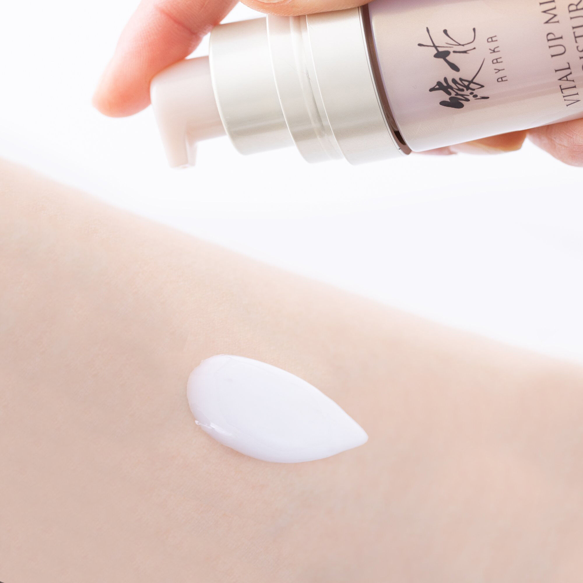  「綾花 バイタル アップ ミルク フレッシュ (100mL)」|乳液|
