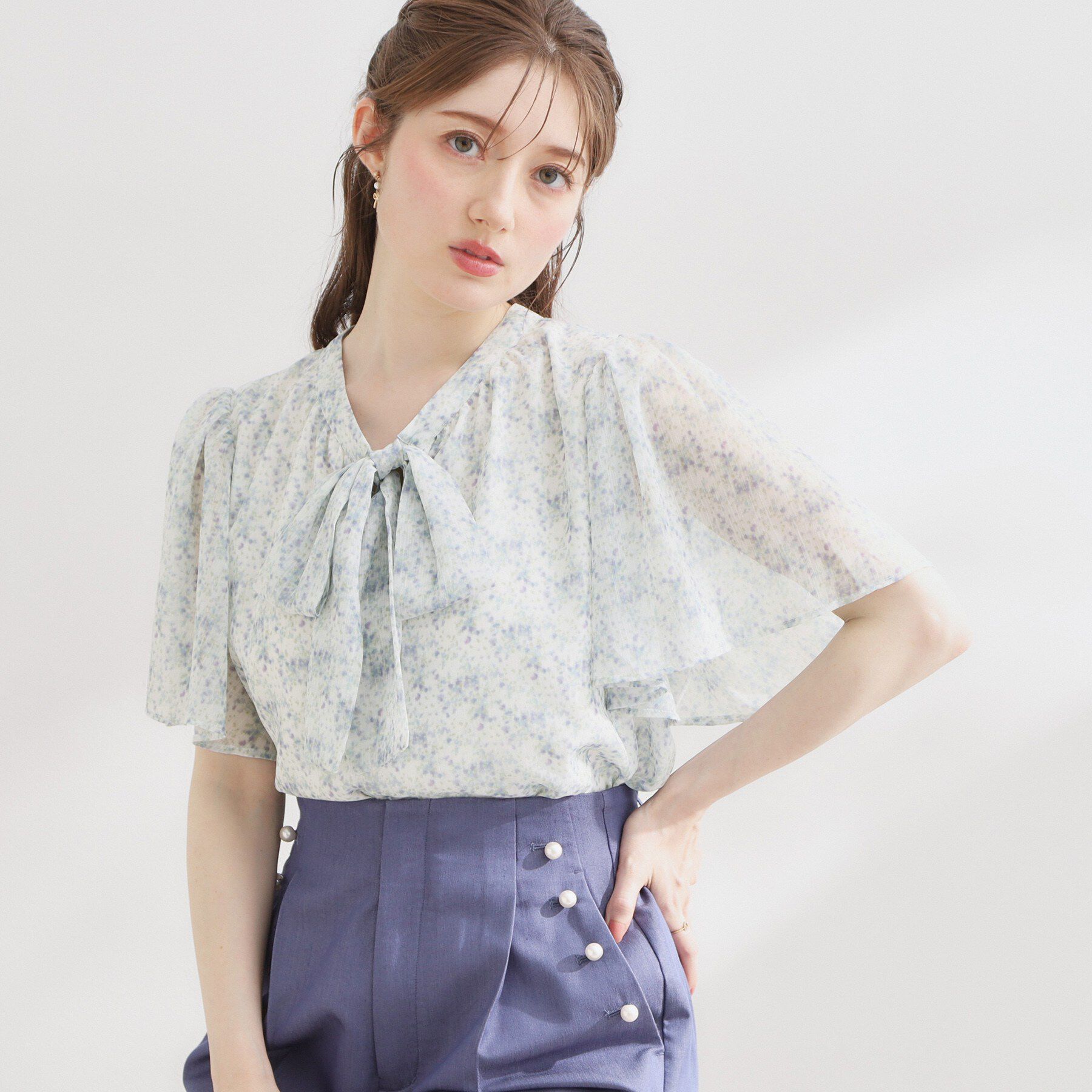 Couture broach「【洗える】リボンボウタイ 小花柄ブラウス」|シャツ・ブラウス|ブルー(192)