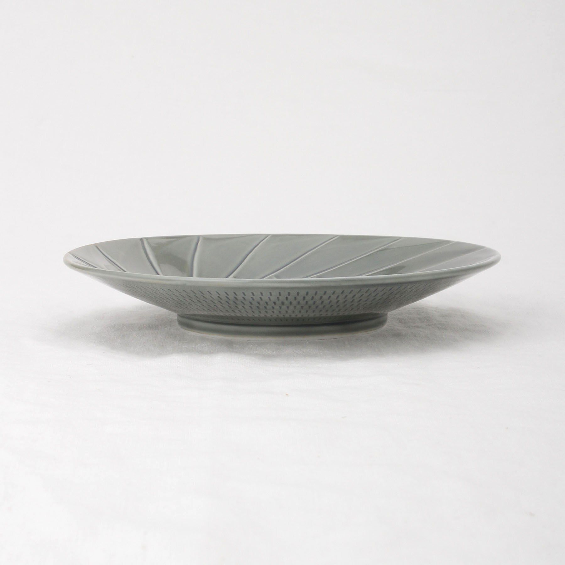 212 KITCHEN STORE「彫刻紋 藍墨 17cm皿 斜め彫」|食器・キッチングッズ|