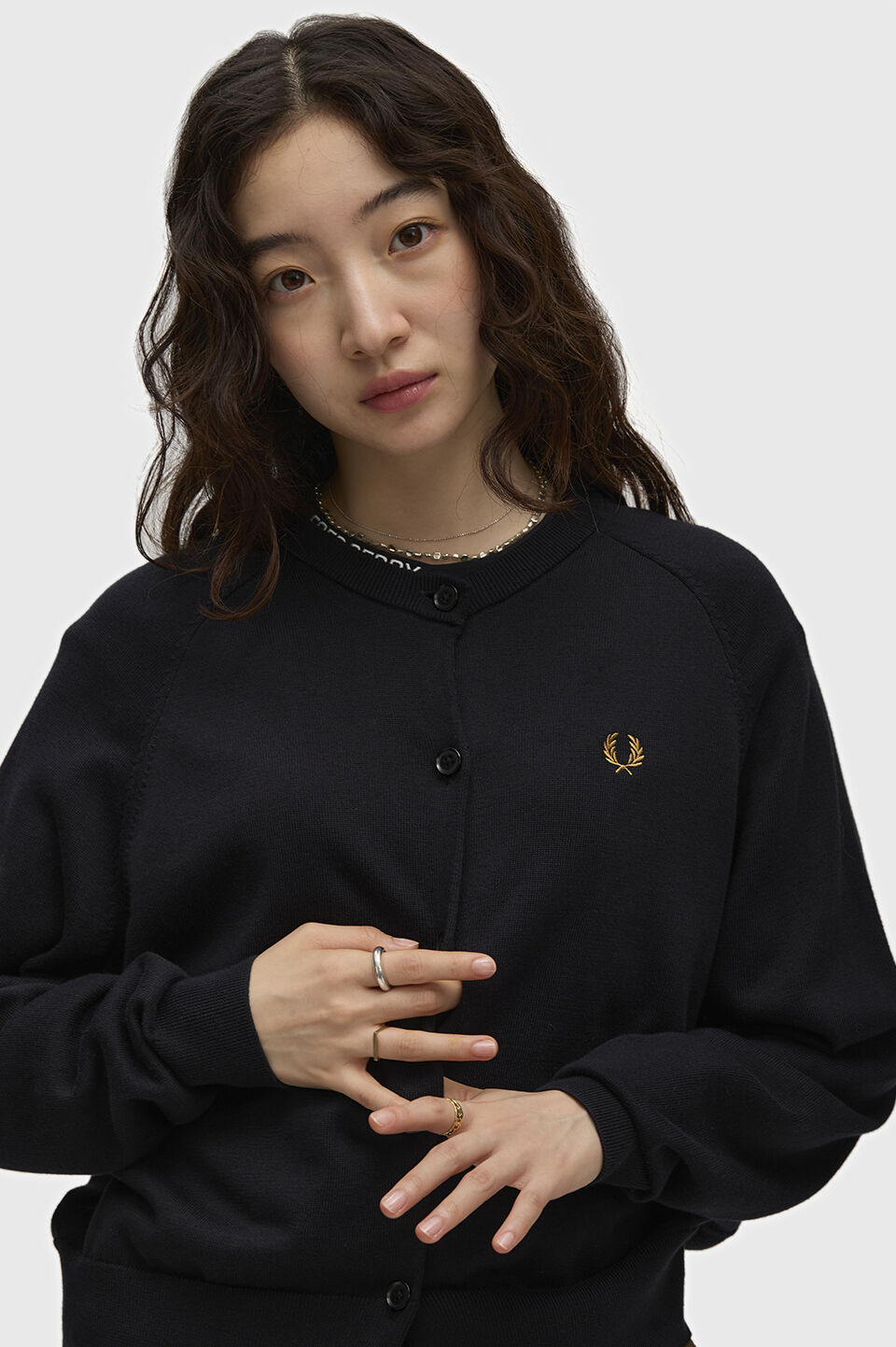 FRED PERRY 「FRED PERRY／Crew Neck Cardigan／ロゴクルーネックカーディガン」|カーディガン|