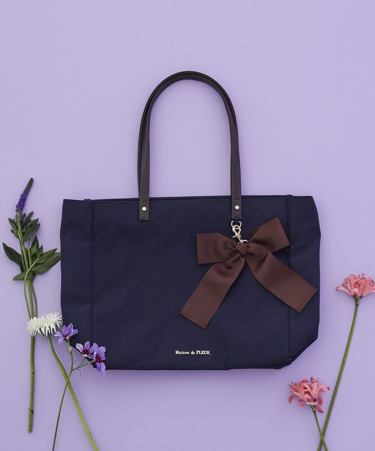 Maison de FLEUR「【機能性バッグ/A4対応】リボンチャーム付き3ルームトートバッグ」|トートバッグ|ネイビー