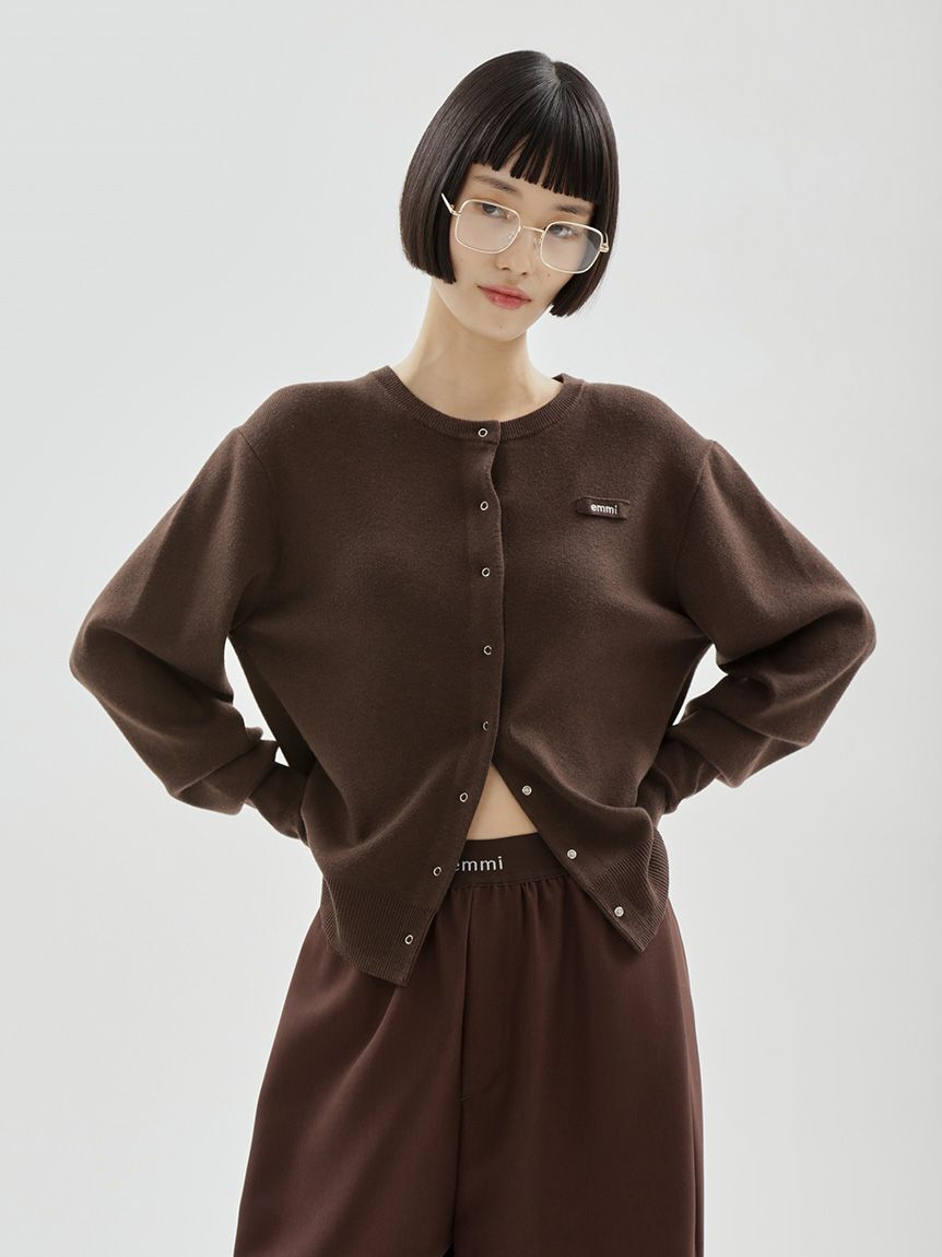 emmi atelier「【ONLINE限定カラーあり】emmiロゴクルーネックニットカーディガン」|カーディガン|