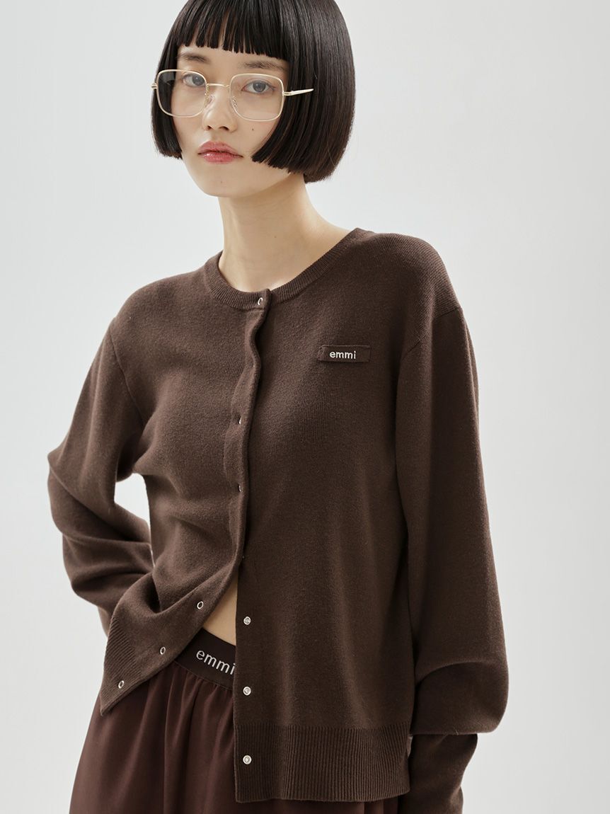 emmi atelier「【ONLINE限定カラーあり】emmiロゴクルーネックニットカーディガン」|カーディガン|BRW