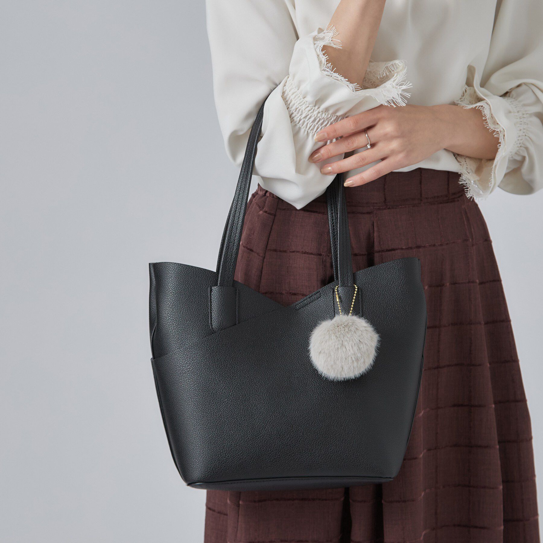 SHOO･LA･RUE「フェイクファーポンポン付きカッティングトートバッグ」|トートバッグ|