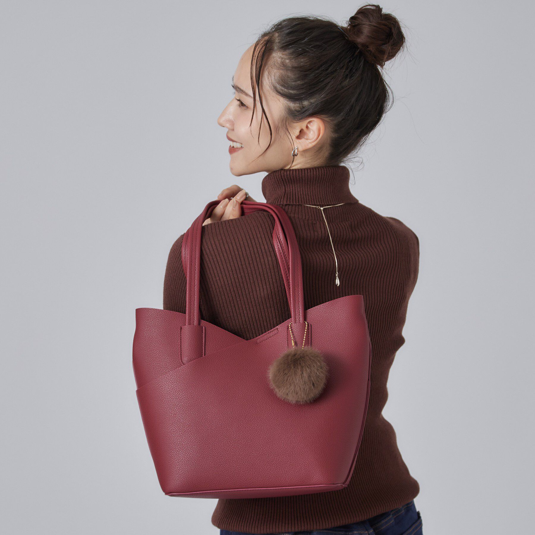 SHOO･LA･RUE「フェイクファーポンポン付きカッティングトートバッグ」|トートバッグ|ボルドー(064)