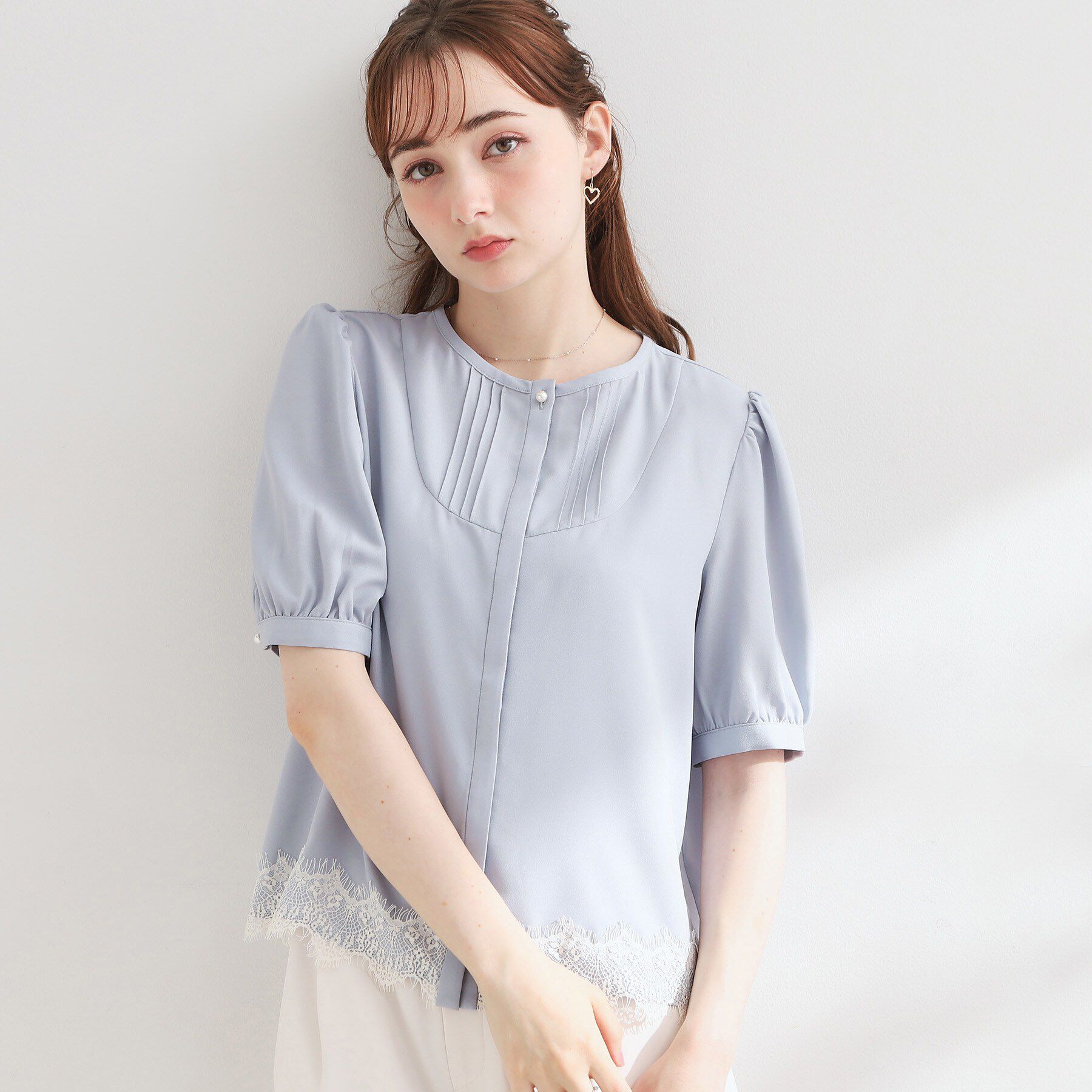 Couture broach「【洗える】ピンタック 裾レース ブラウス」|シャツ・ブラウス|ブルー(592)