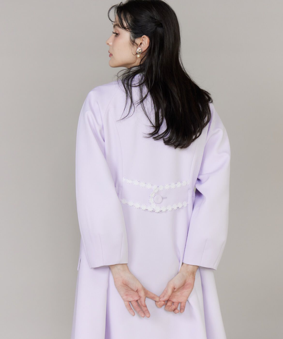Maglie le cassetto「《M Maglie le cassetto》配色フラワーレースコート」|ステンカラーコート|